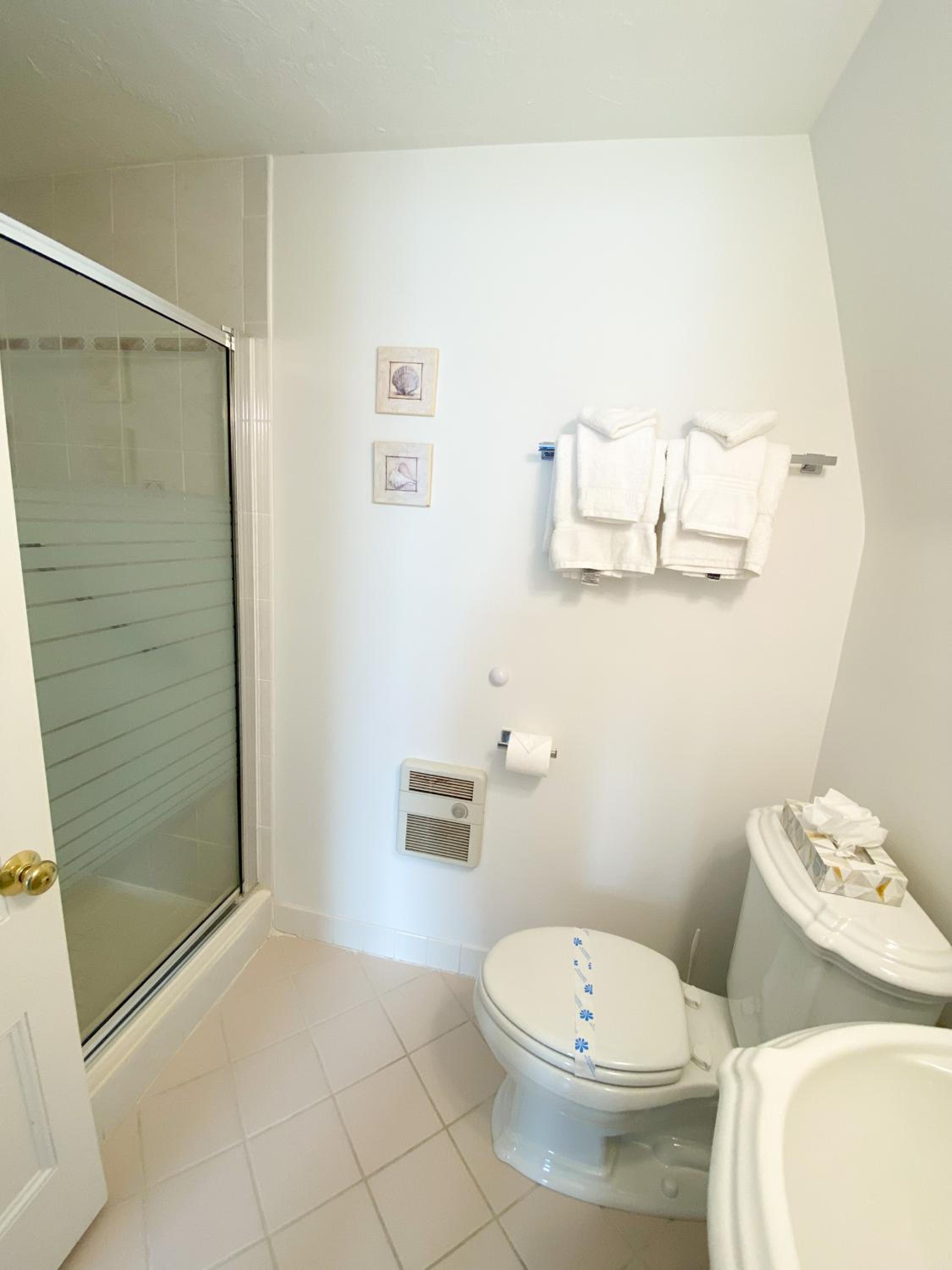 By The Sea Guests Bed & Breakfast and Suites