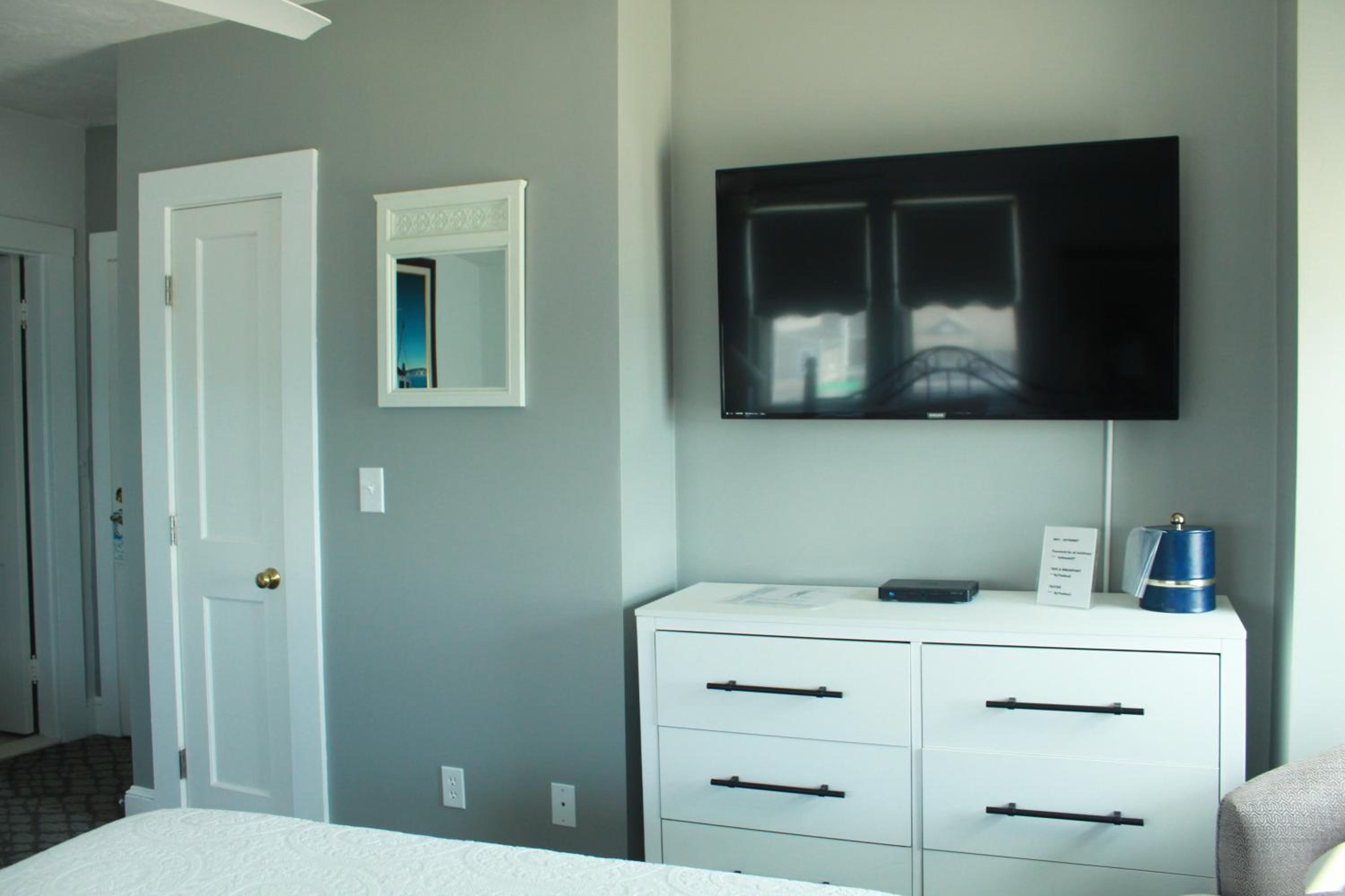 By The Sea Guests Bed & Breakfast and Suites