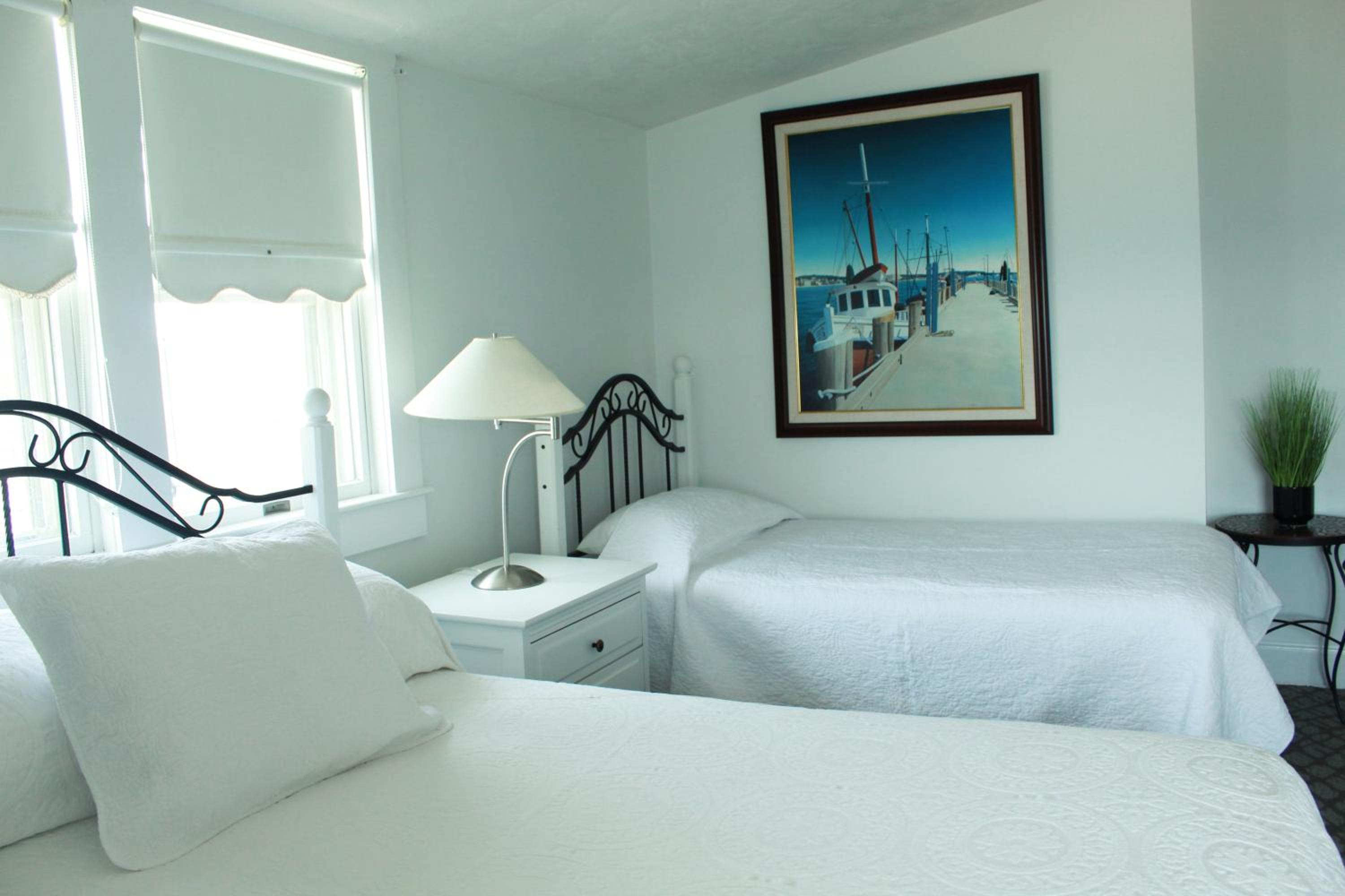 By The Sea Guests Bed & Breakfast and Suites