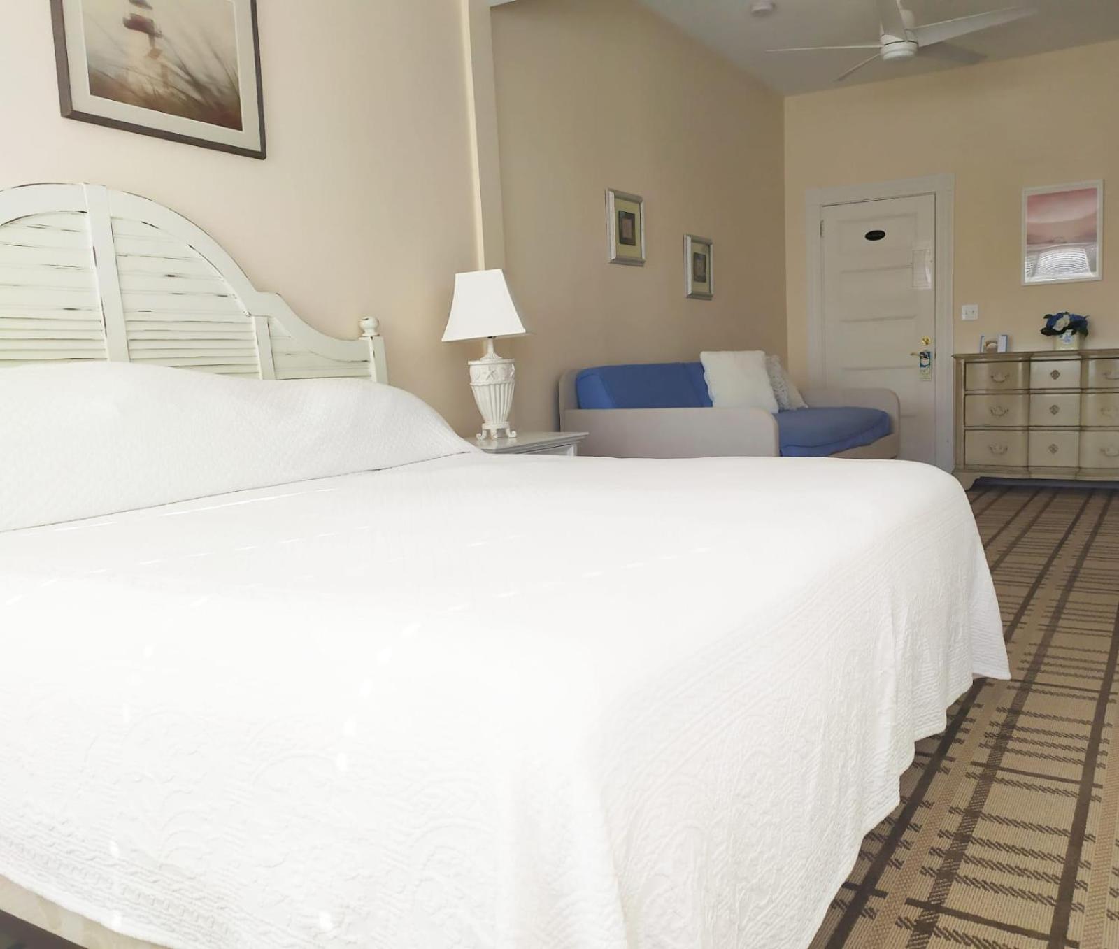 By The Sea Guests Bed & Breakfast and Suites