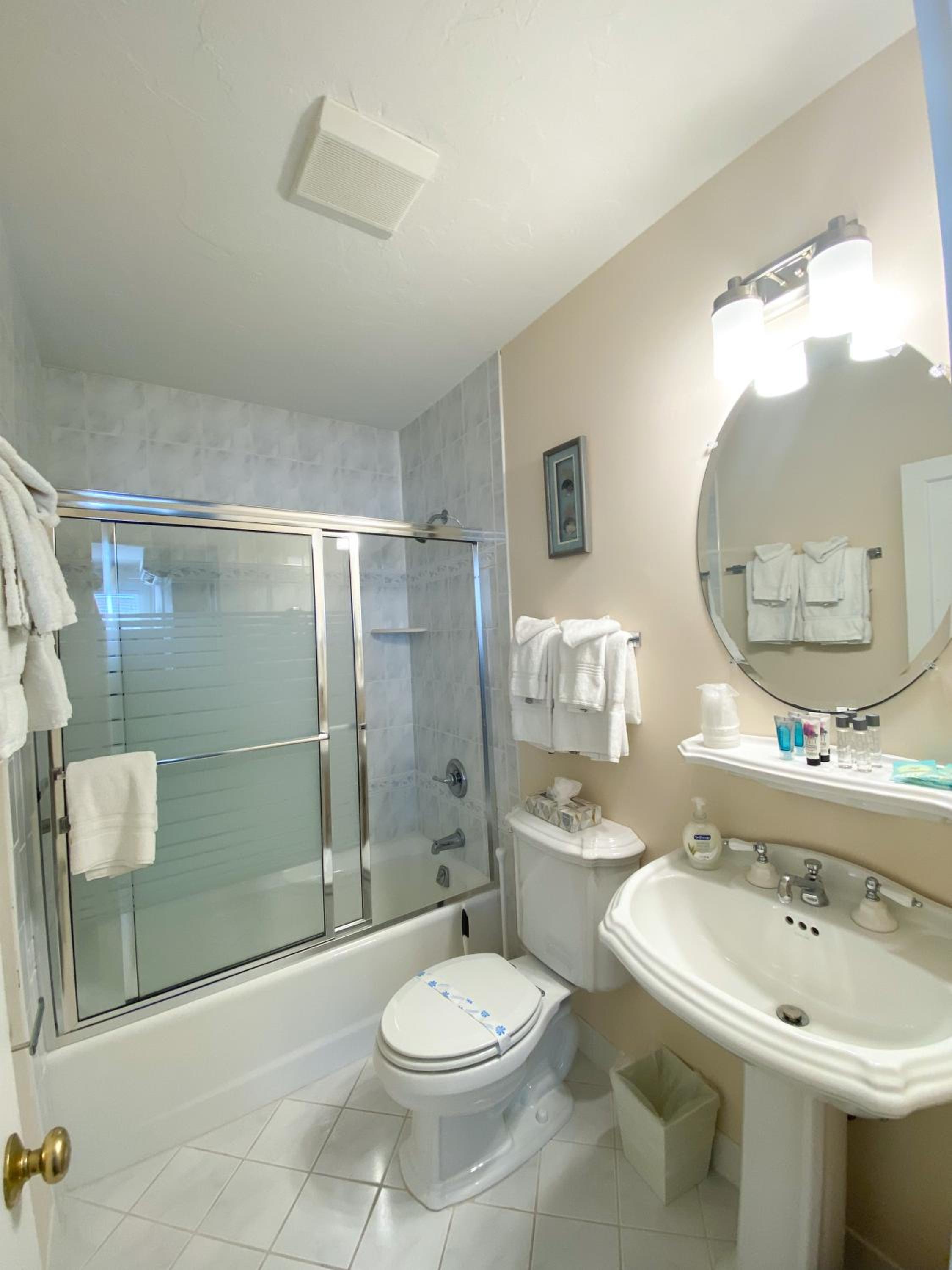 By The Sea Guests Bed & Breakfast and Suites