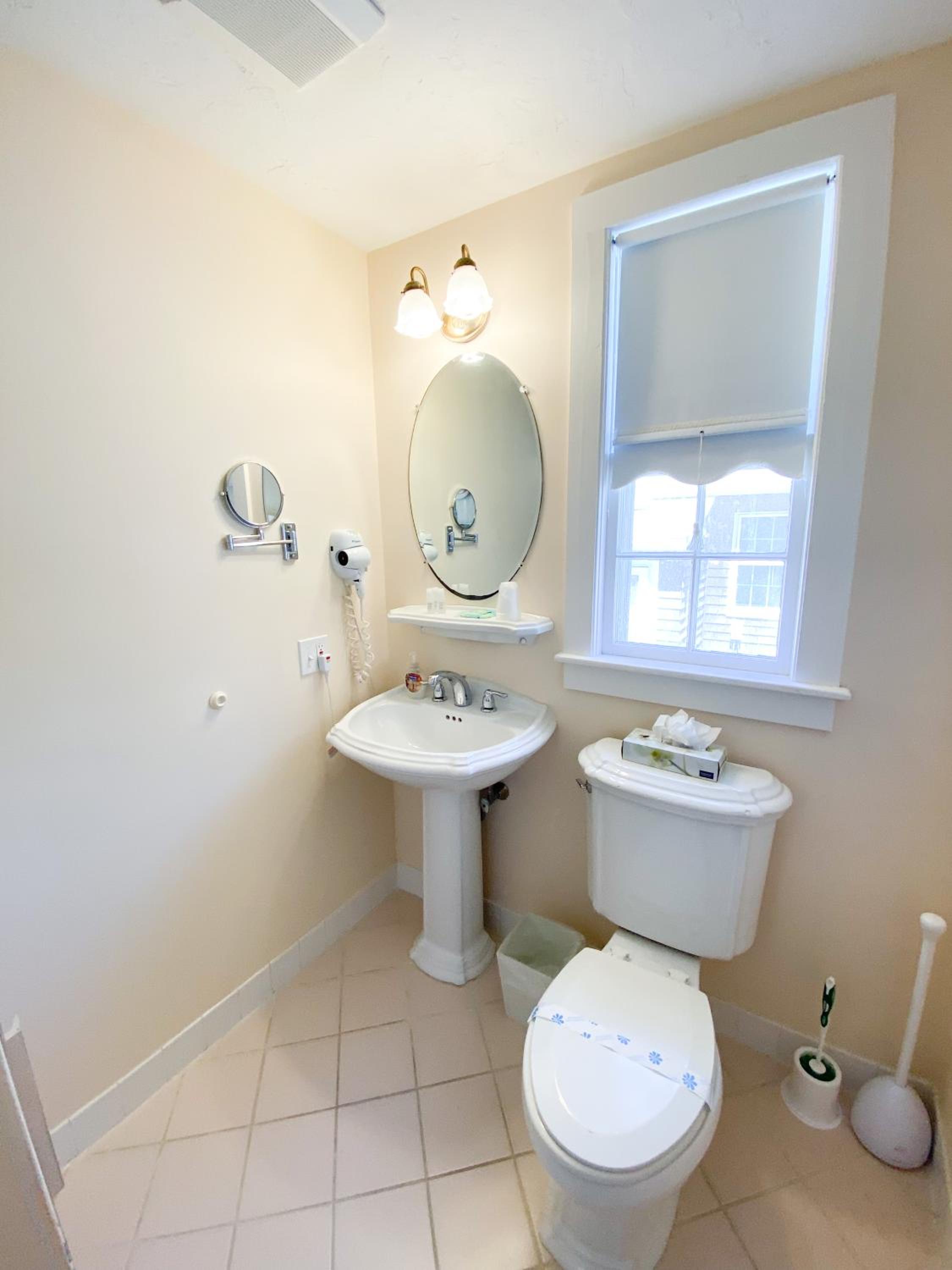 By The Sea Guests Bed & Breakfast and Suites