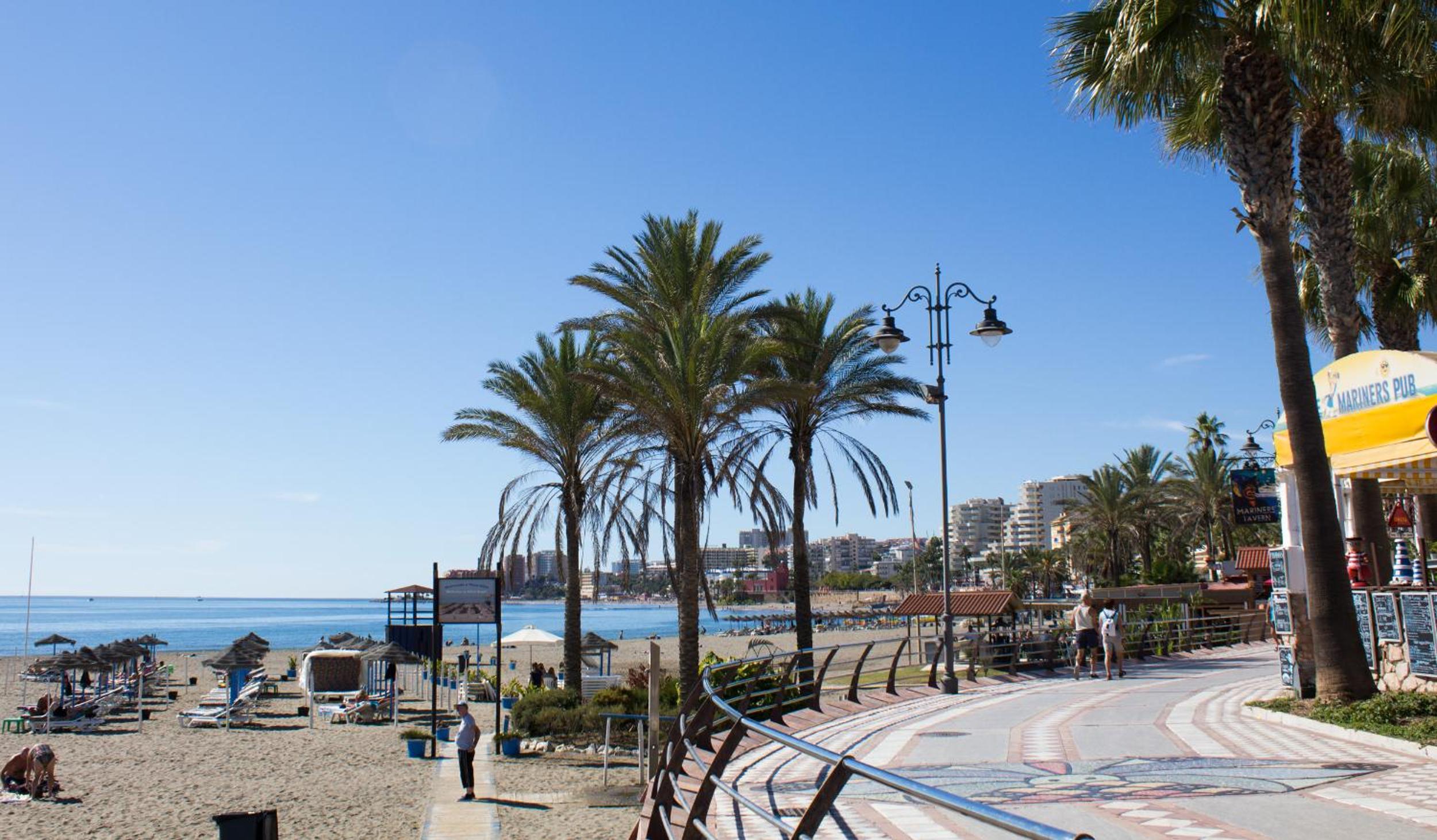 Benal Beach deluxe apartment with panoramic sea views