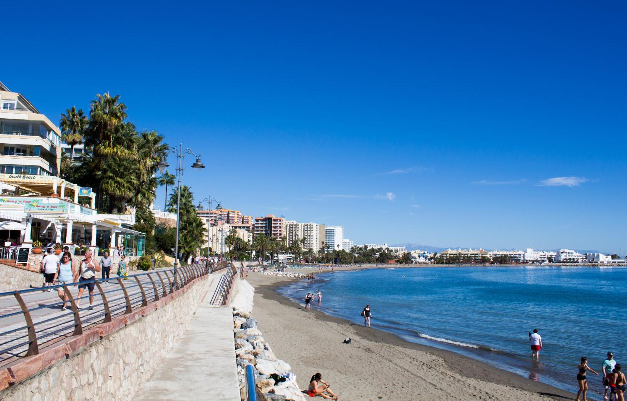 Benal Beach deluxe apartment with panoramic sea views