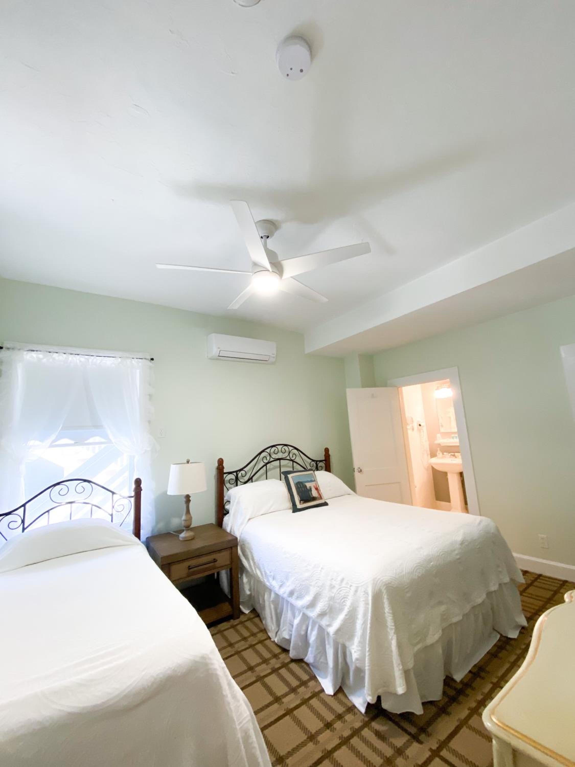 By The Sea Guests Bed & Breakfast and Suites