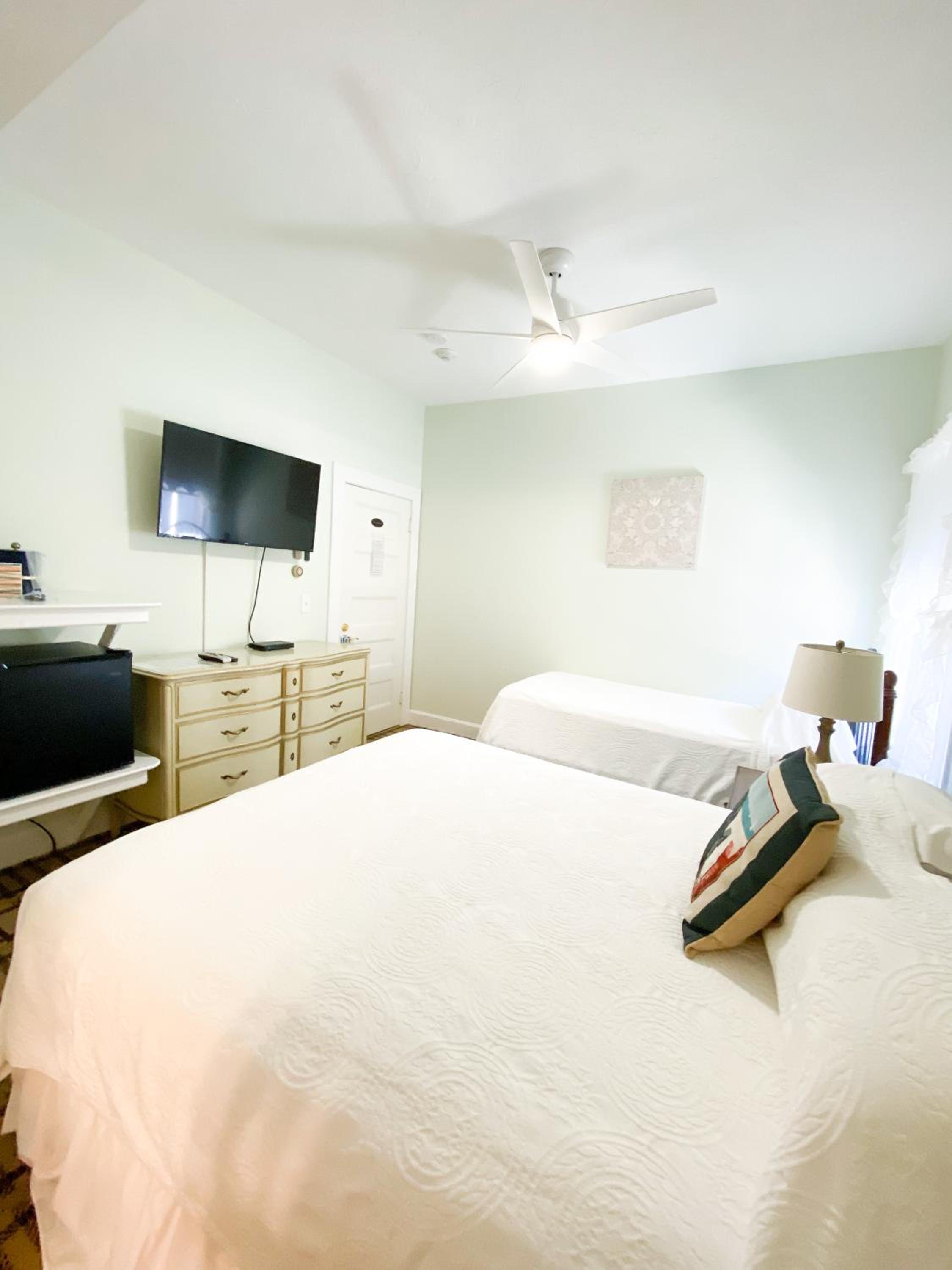 By The Sea Guests Bed & Breakfast and Suites