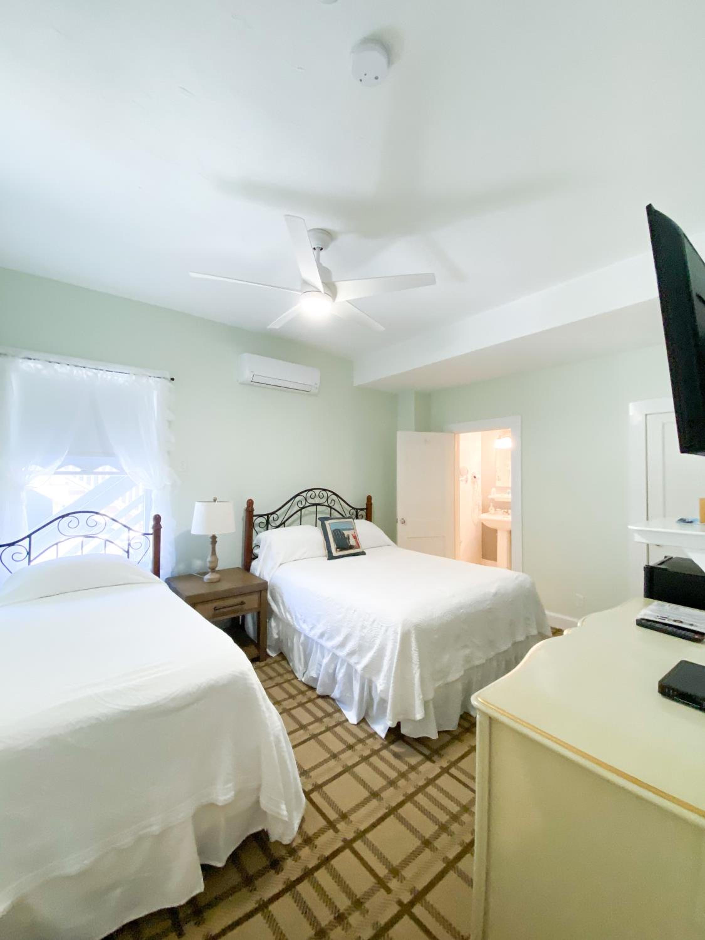 By The Sea Guests Bed & Breakfast and Suites
