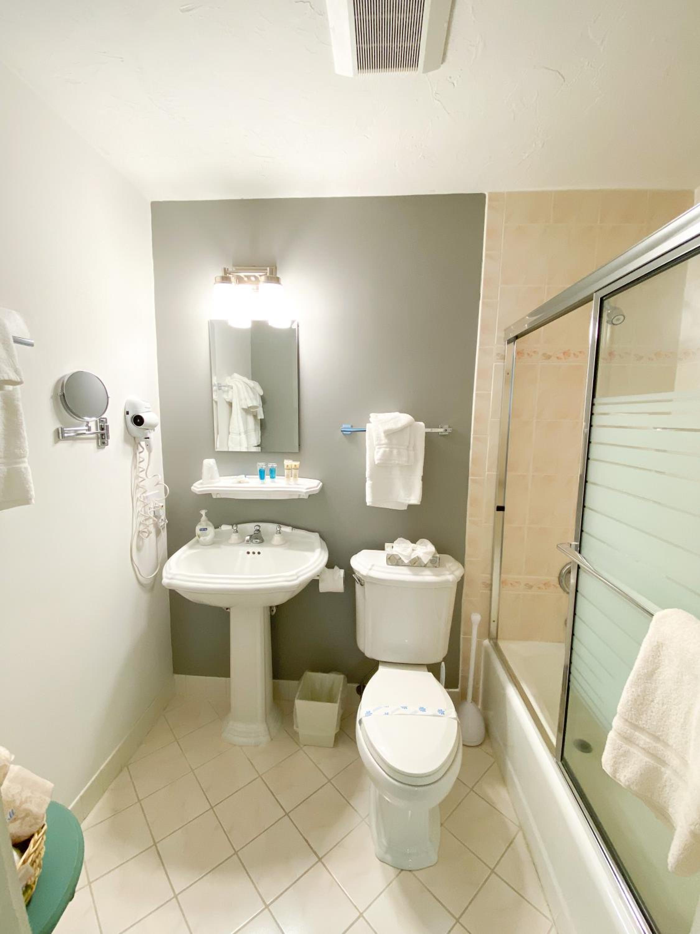 By The Sea Guests Bed & Breakfast and Suites