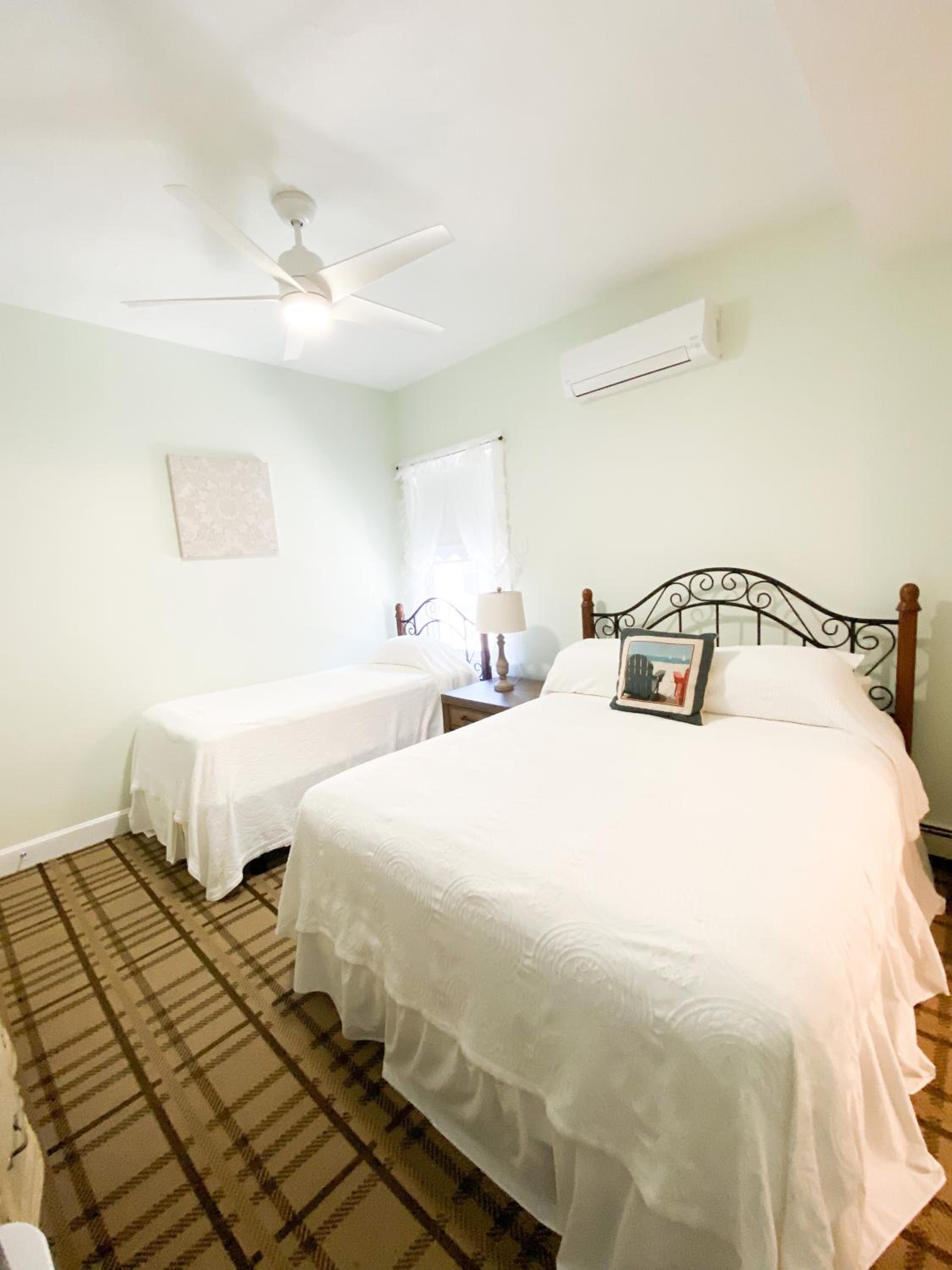 By The Sea Guests Bed & Breakfast and Suites