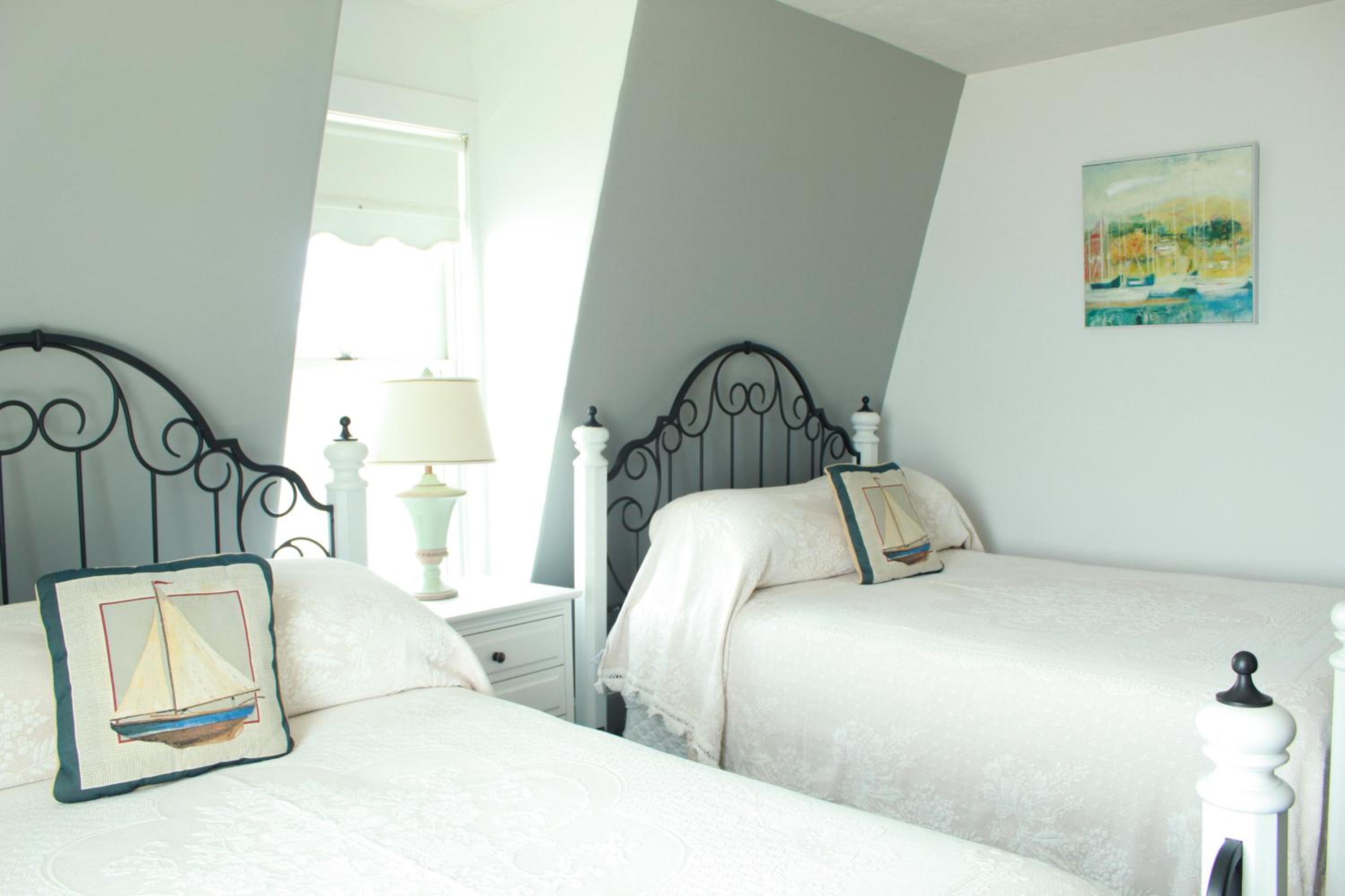 By The Sea Guests Bed & Breakfast and Suites