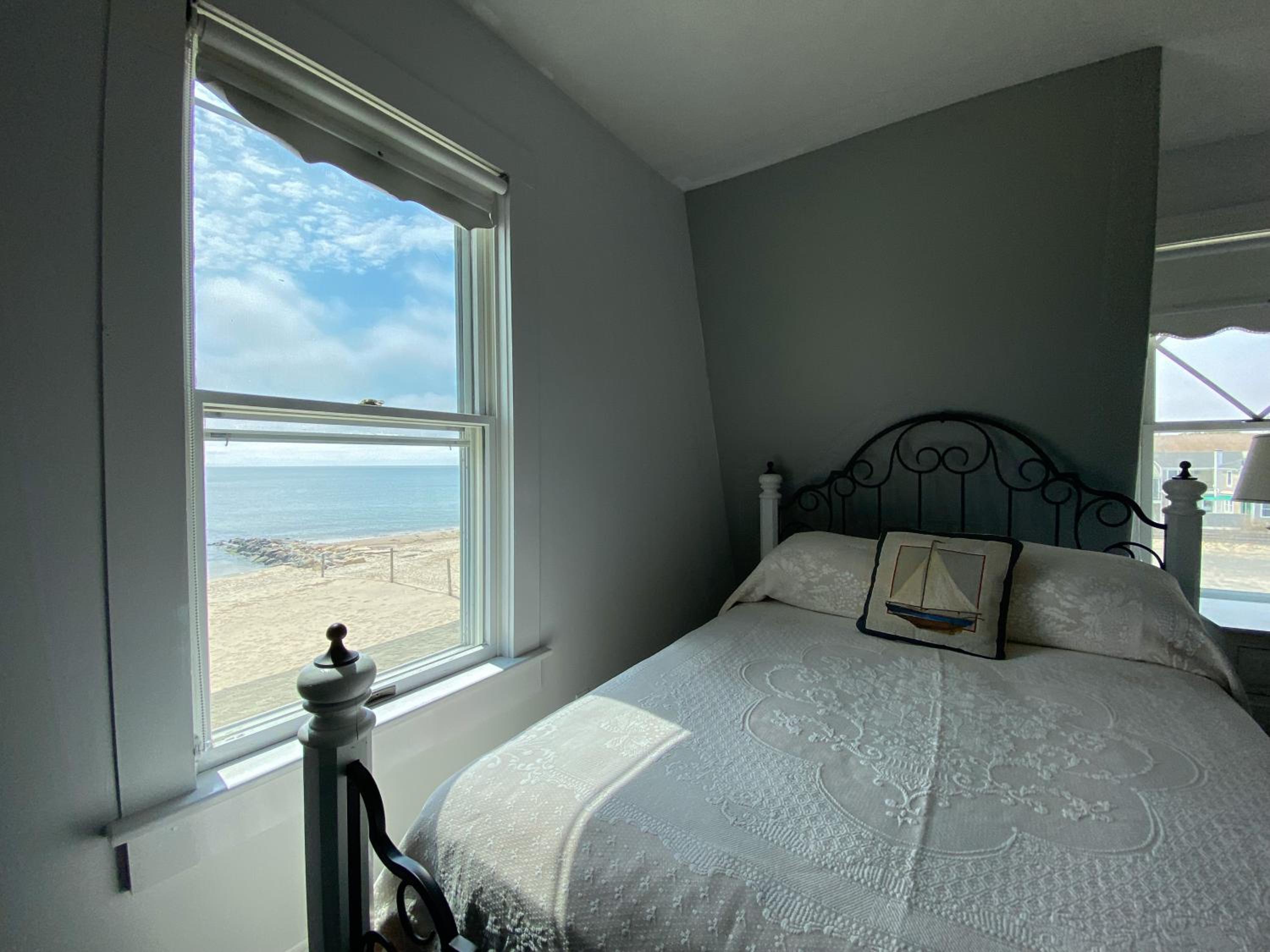 By The Sea Guests Bed & Breakfast and Suites