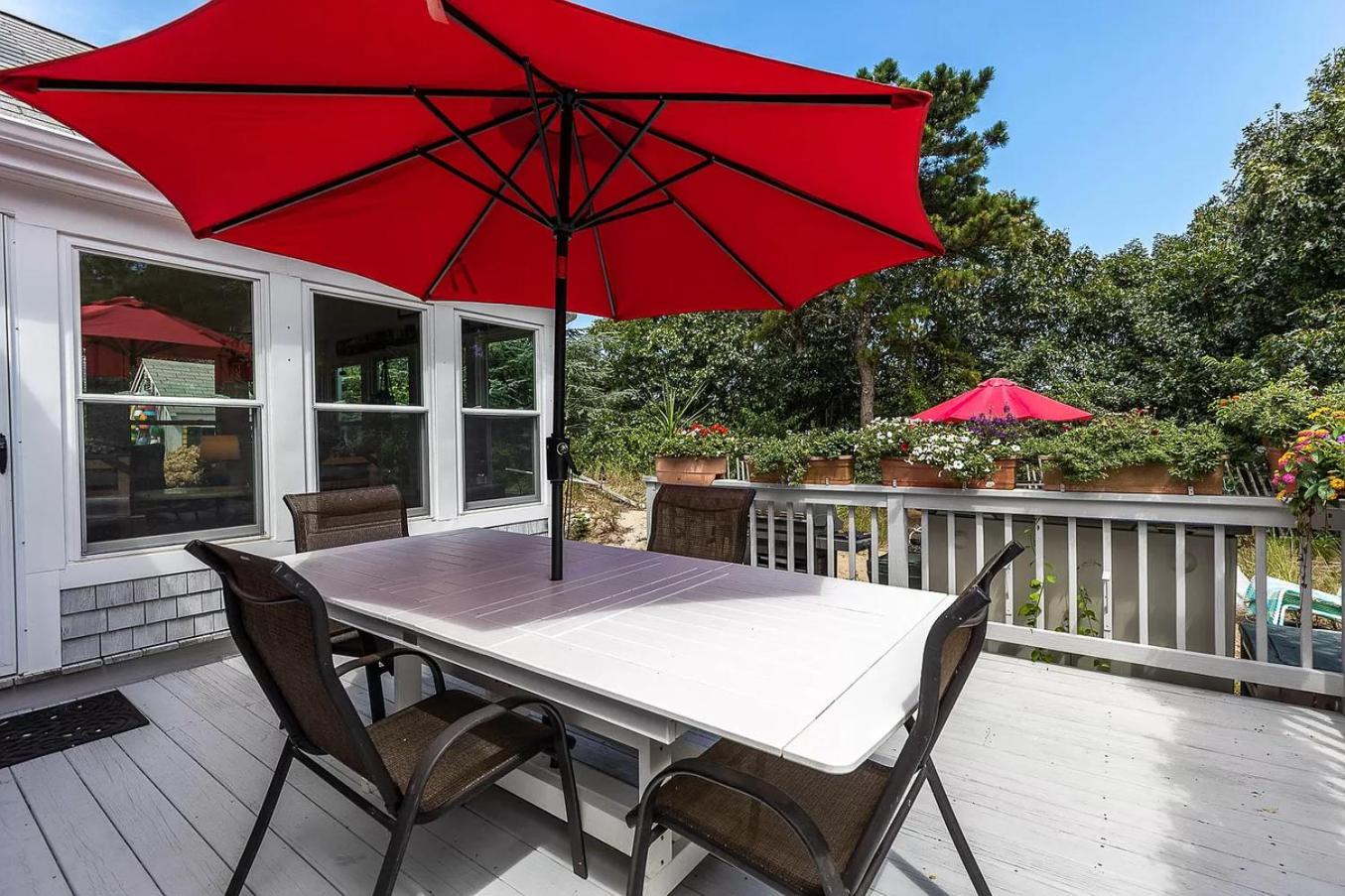 By The Sea Guests Bed & Breakfast and Suites