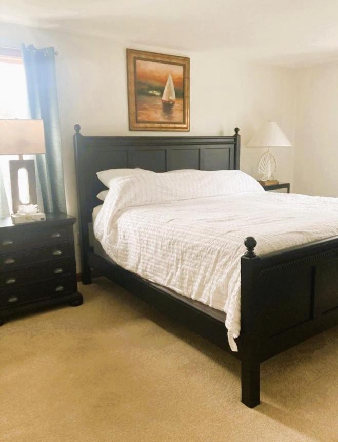 By The Sea Guests Bed & Breakfast and Suites