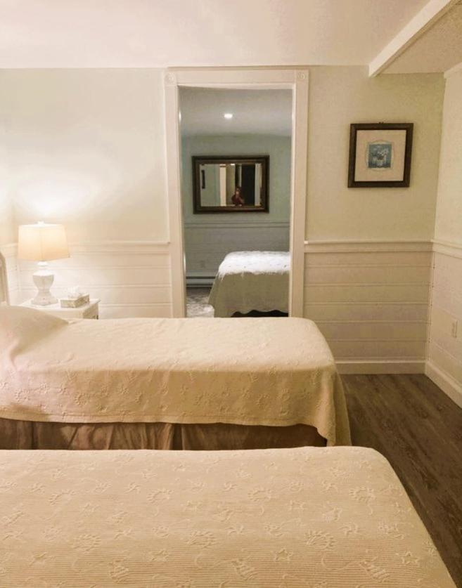 By The Sea Guests Bed & Breakfast and Suites
