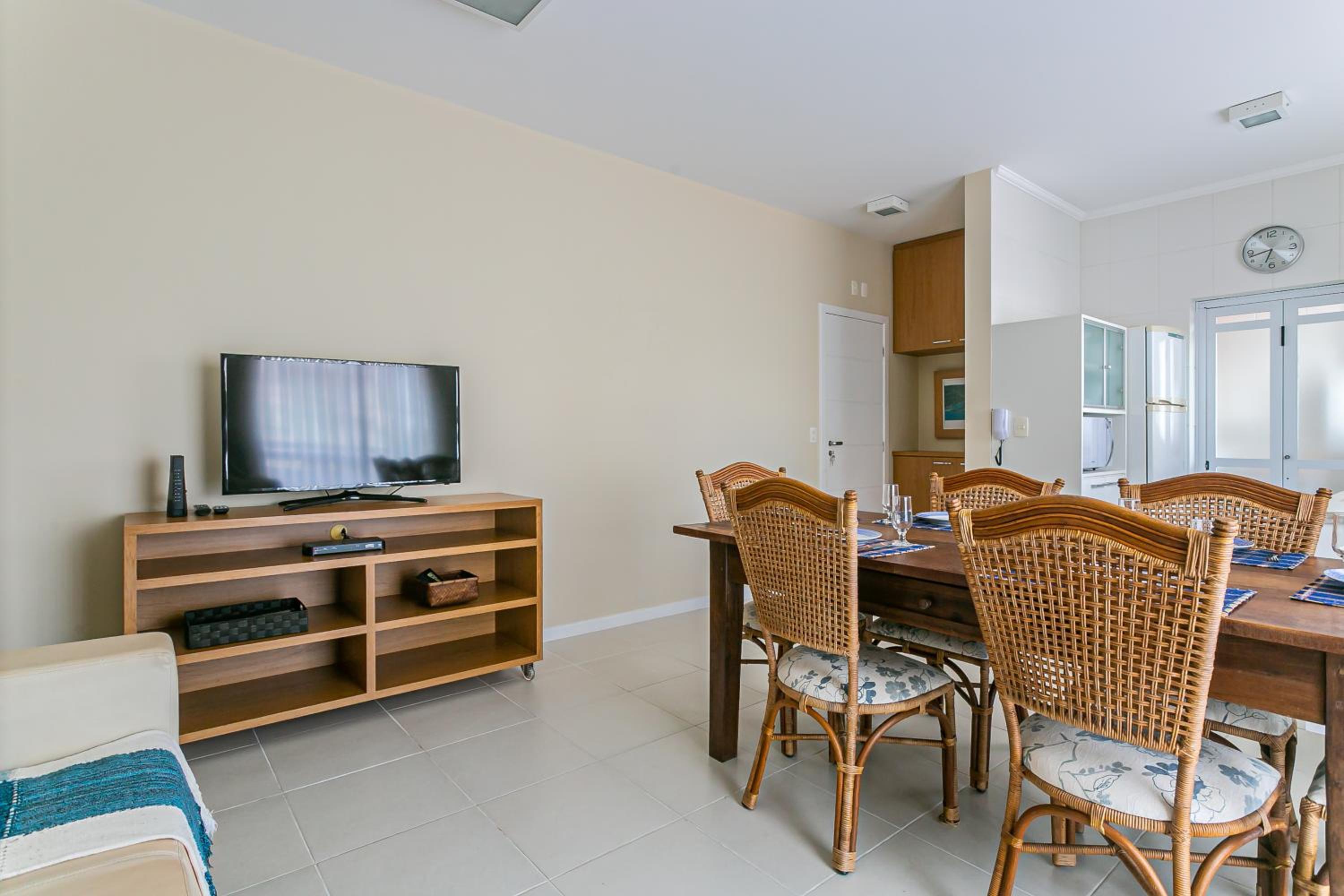 Cond frente mar com piscina - 2 Quartos - 2 BWC - Sacada com churrasqueira - Wi-fi 250MB - Portaria 24hs - 2 vagas de garagem view 3
