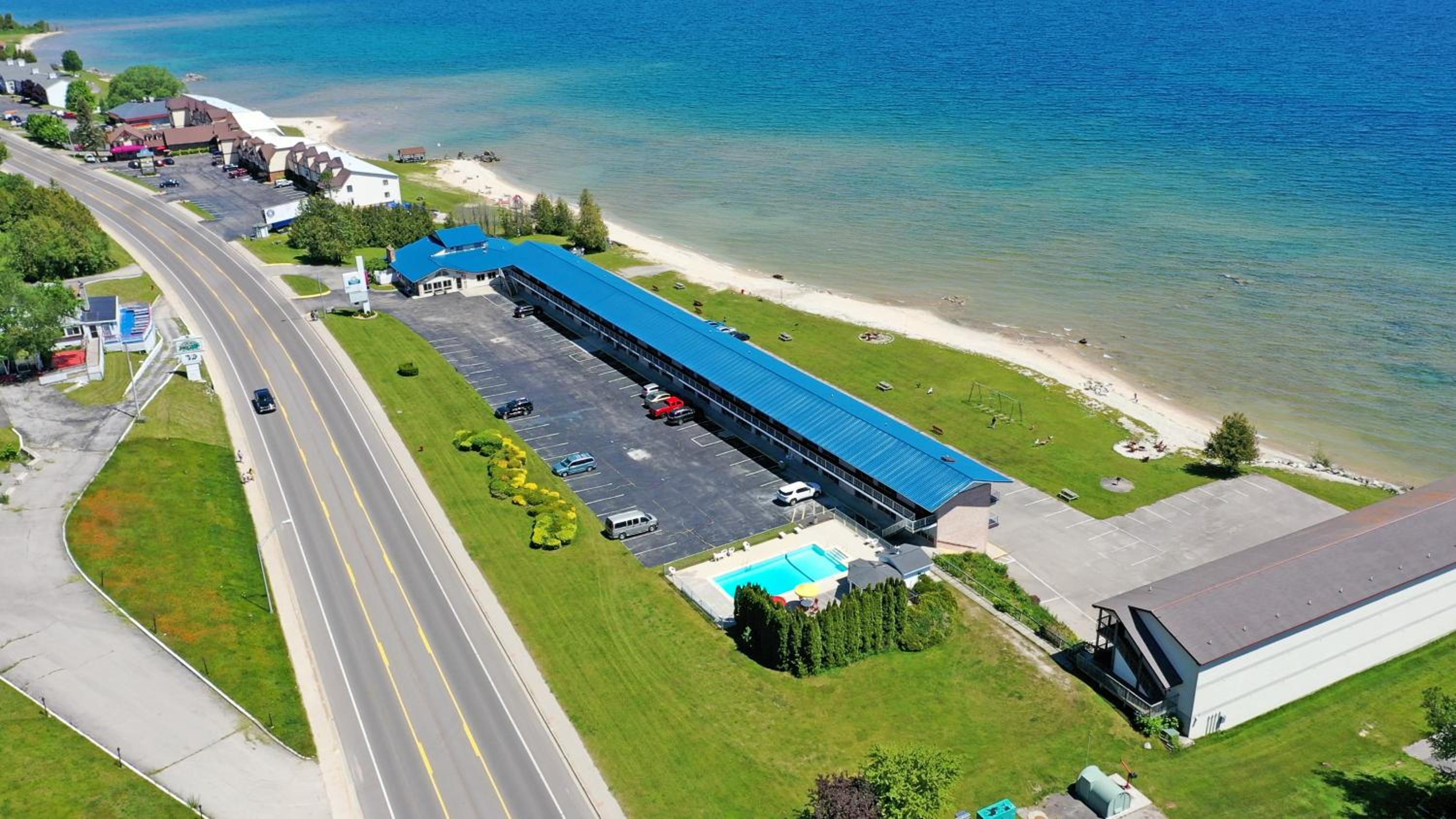 Hotel Days Inn & Suites by Wyndham St. Ignace Lakefront