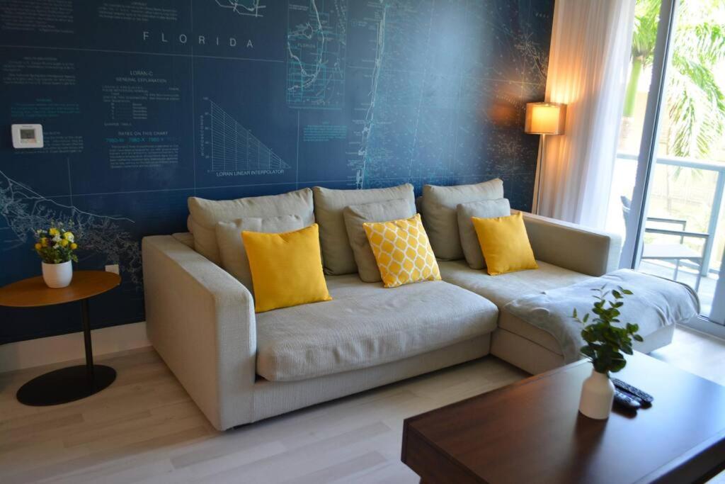 Lovely 1 Bedroom condo 1 Bath w patio & kitchen view 3