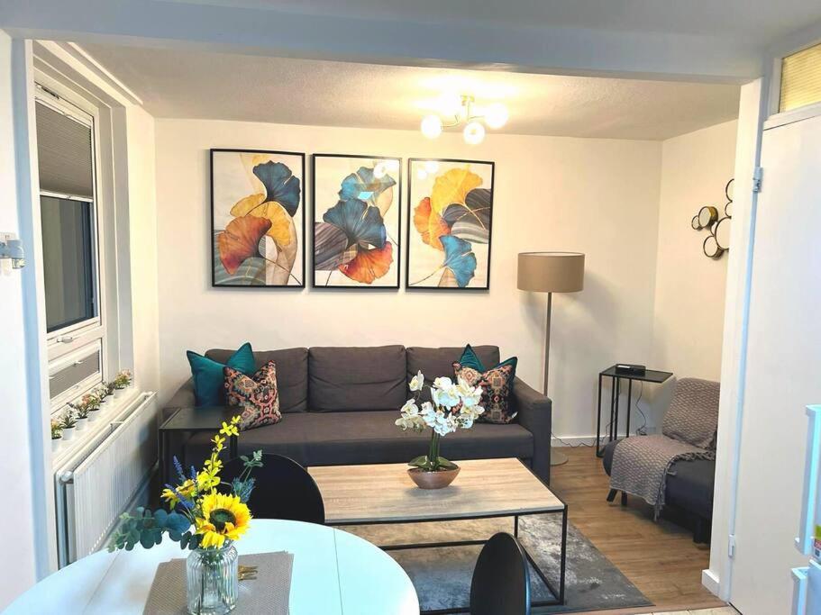 Aisiki Stays Apartments at Tottenham Hale, 4-Bedroom & 2-Bathroom, Pet-Friendly Duplex Flat, King or Twin Beds, with Free WiFi and Parking Space
