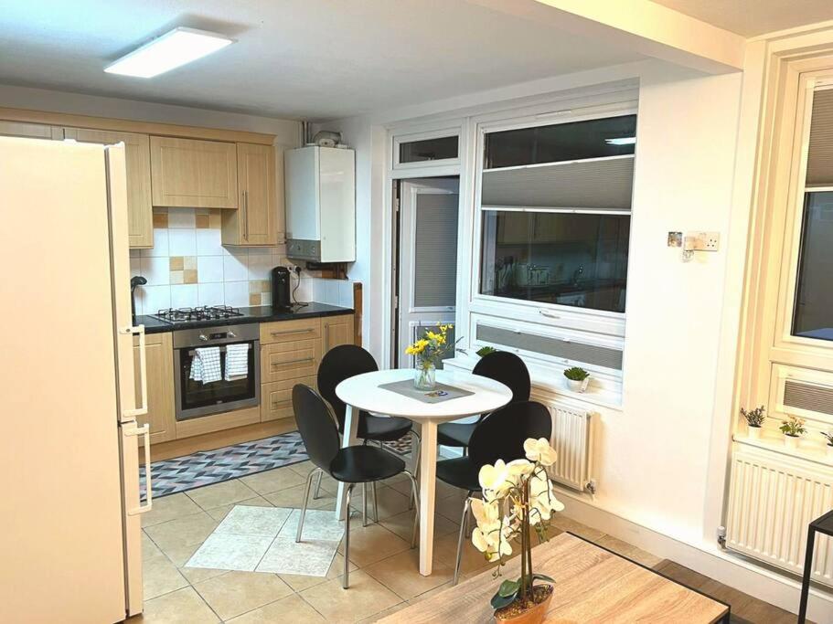 Aisiki Stays Apartments at Tottenham Hale, 4-Bedroom & 2-Bathroom, Pet-Friendly Duplex Flat, King or Twin Beds, with Free WiFi and Parking Space