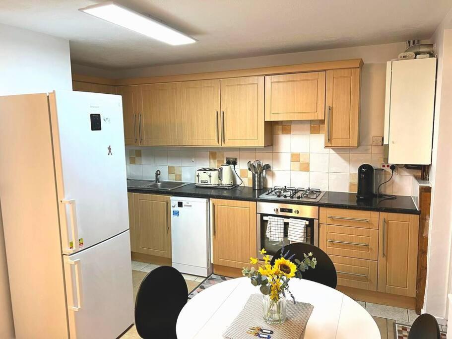 Aisiki Stays Apartments at Tottenham Hale, 4-Bedroom & 2-Bathroom, Pet-Friendly Duplex Flat, King or Twin Beds, with Free WiFi and Parking Space