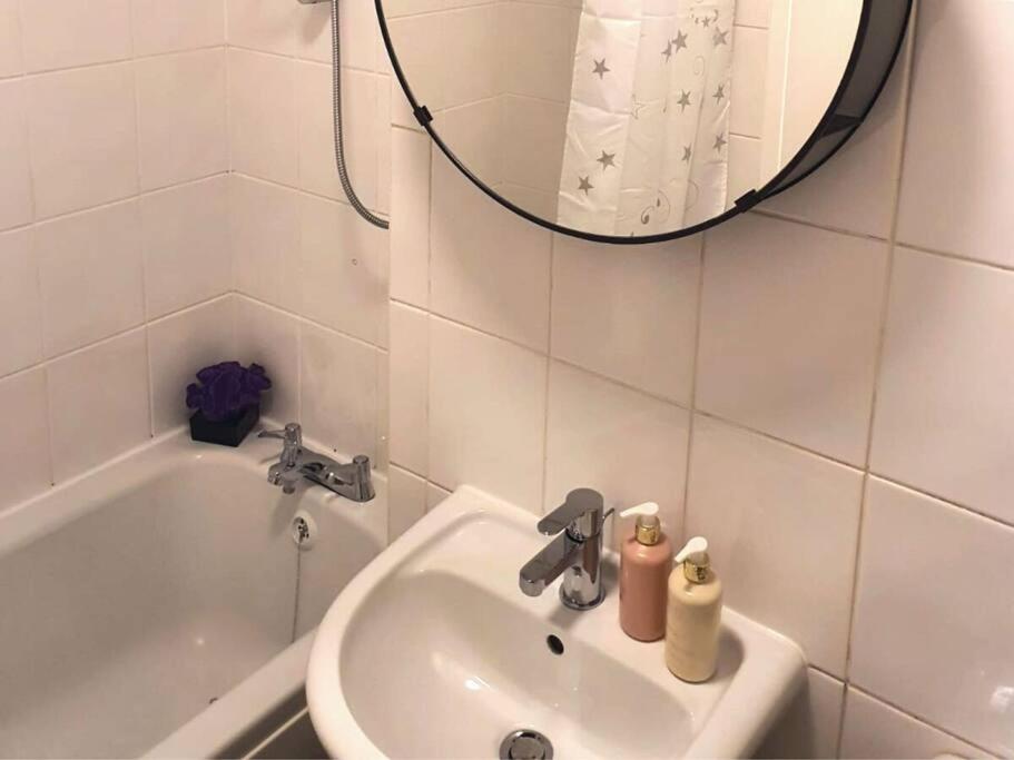 Aisiki Stays Apartments at Tottenham Hale, 4-Bedroom & 2-Bathroom, Pet-Friendly Duplex Flat, King or Twin Beds, with Free WiFi and Parking Space