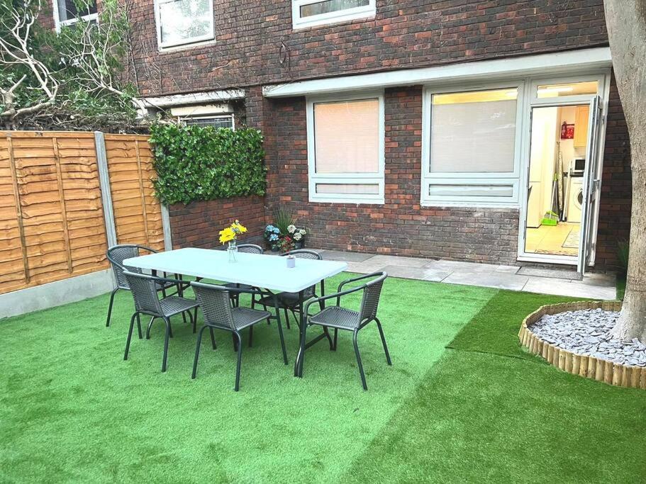 Aisiki Stays Apartments at Tottenham Hale, 4-Bedroom & 2-Bathroom, Pet-Friendly Duplex Flat, King or Twin Beds, with Free WiFi and Parking Space