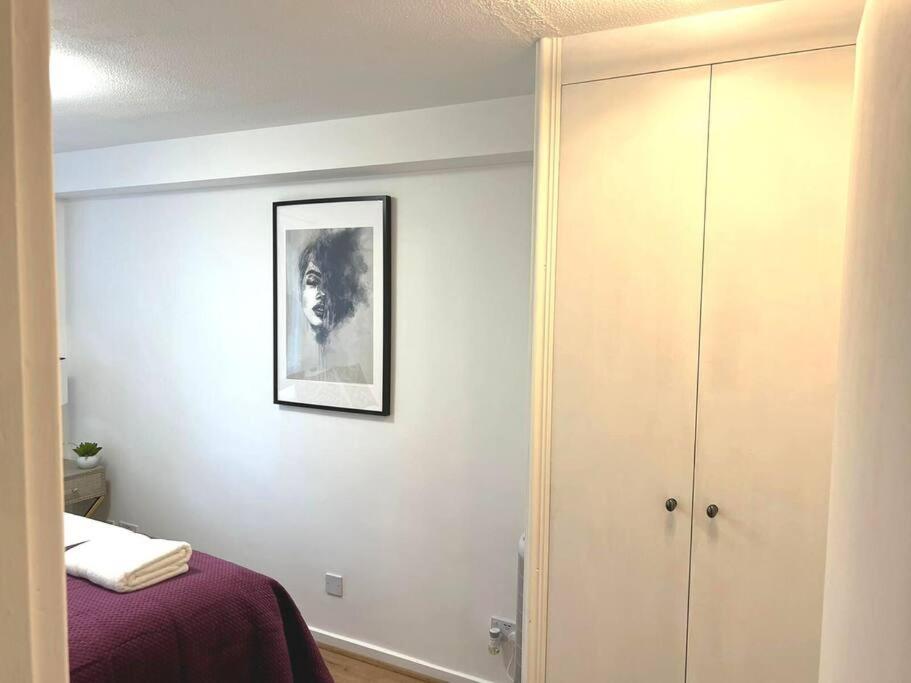Aisiki Stays Apartments at Tottenham Hale, 4-Bedroom & 2-Bathroom, Pet-Friendly Duplex Flat, King or Twin Beds, with Free WiFi and Parking Space