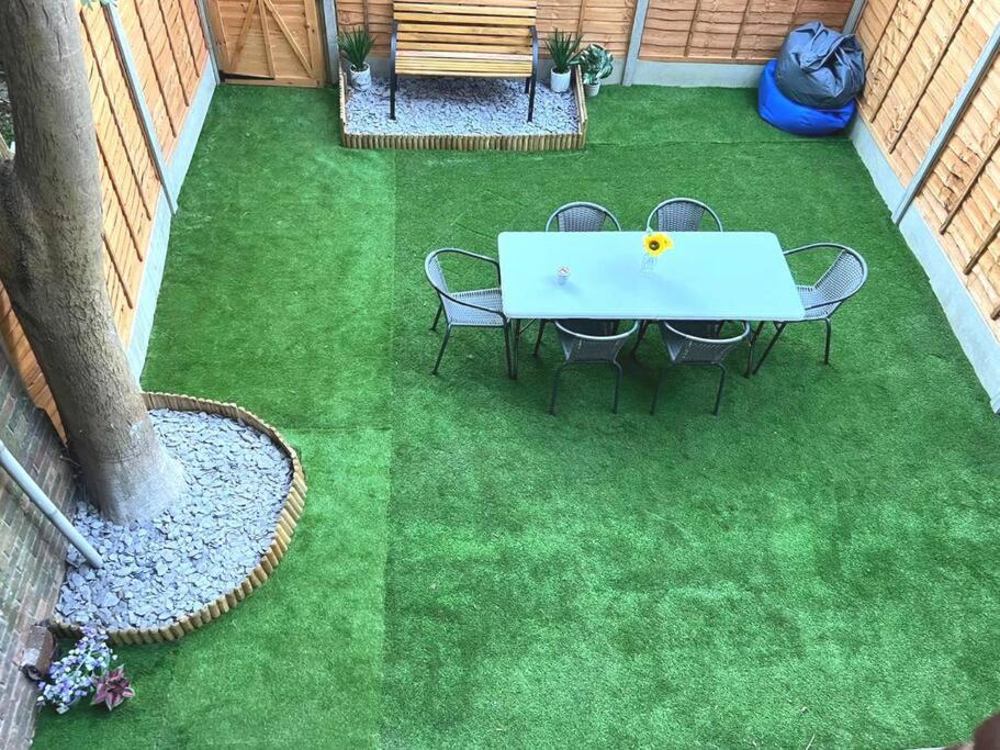 Aisiki Stays Apartments at Tottenham Hale, 4-Bedroom & 2-Bathroom, Pet-Friendly Duplex Flat, King or Twin Beds, with Free WiFi and Parking Space