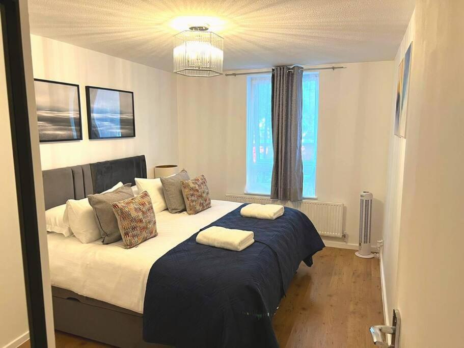 Aisiki Stays Apartments at Tottenham Hale, 4-Bedroom & 2-Bathroom, Pet-Friendly Duplex Flat, King or Twin Beds, with Free WiFi and Parking Space