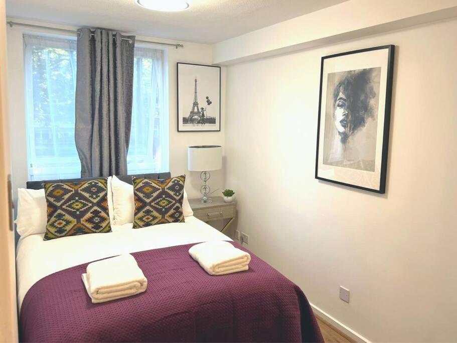 Aisiki Stays Apartments at Tottenham Hale, 4-Bedroom & 2-Bathroom, Pet-Friendly Duplex Flat, King or Twin Beds, with Free WiFi and Parking Space