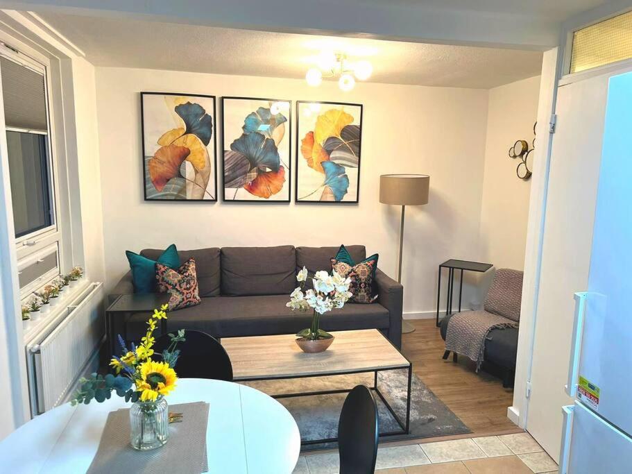 Aisiki Stays Apartments at Tottenham Hale, 4-Bedroom & 2-Bathroom, Pet-Friendly Duplex Flat, King or Twin Beds, with Free WiFi and Parking Space