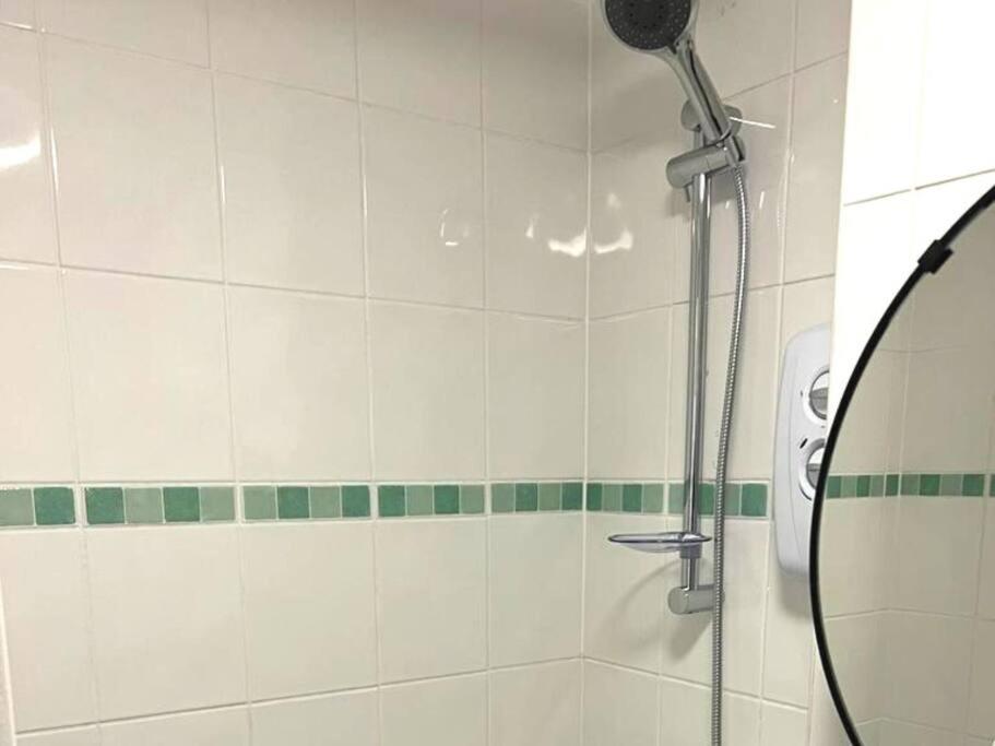 Aisiki Stays Apartments at Tottenham Hale, 4-Bedroom & 2-Bathroom, Pet-Friendly Duplex Flat, King or Twin Beds, with Free WiFi and Parking Space
