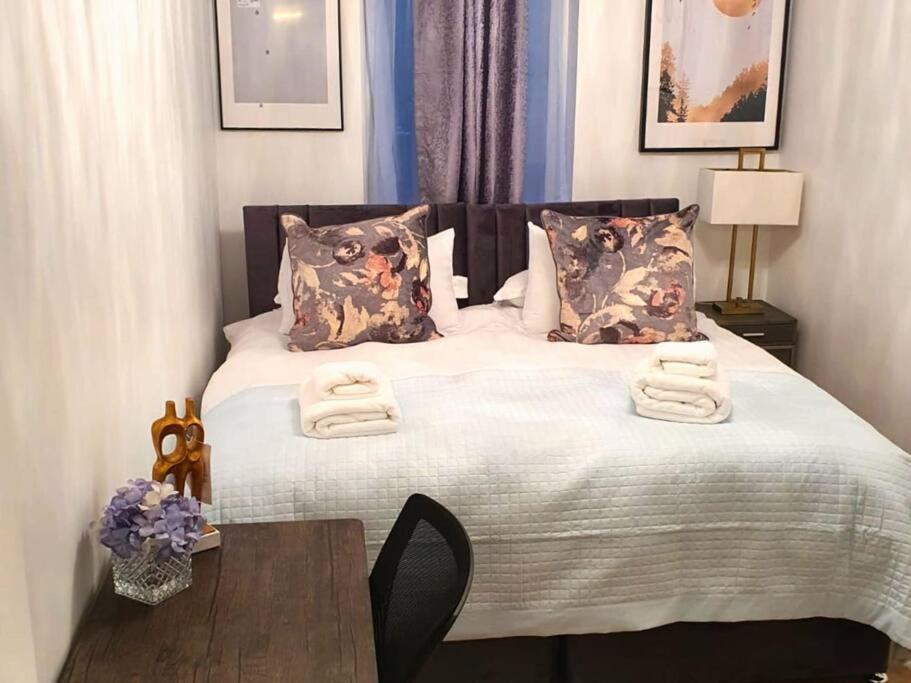 Aisiki Stays Apartments at Tottenham Hale, 4-Bedroom & 2-Bathroom, Pet-Friendly Duplex Flat, King or Twin Beds, with Free WiFi and Parking Space
