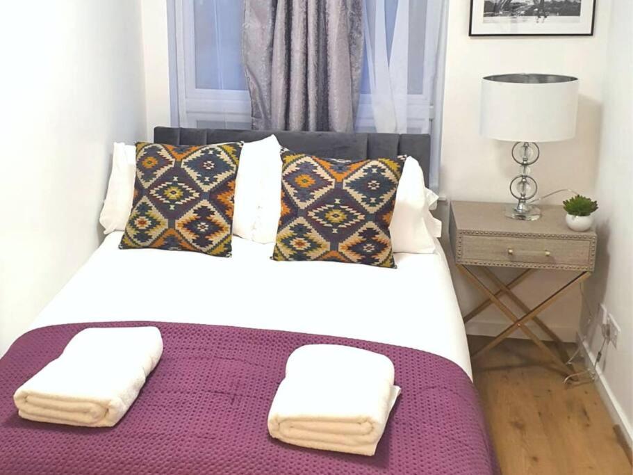 Aisiki Stays Apartments at Tottenham Hale, 4-Bedroom & 2-Bathroom, Pet-Friendly Duplex Flat, King or Twin Beds, with Free WiFi and Parking Space
