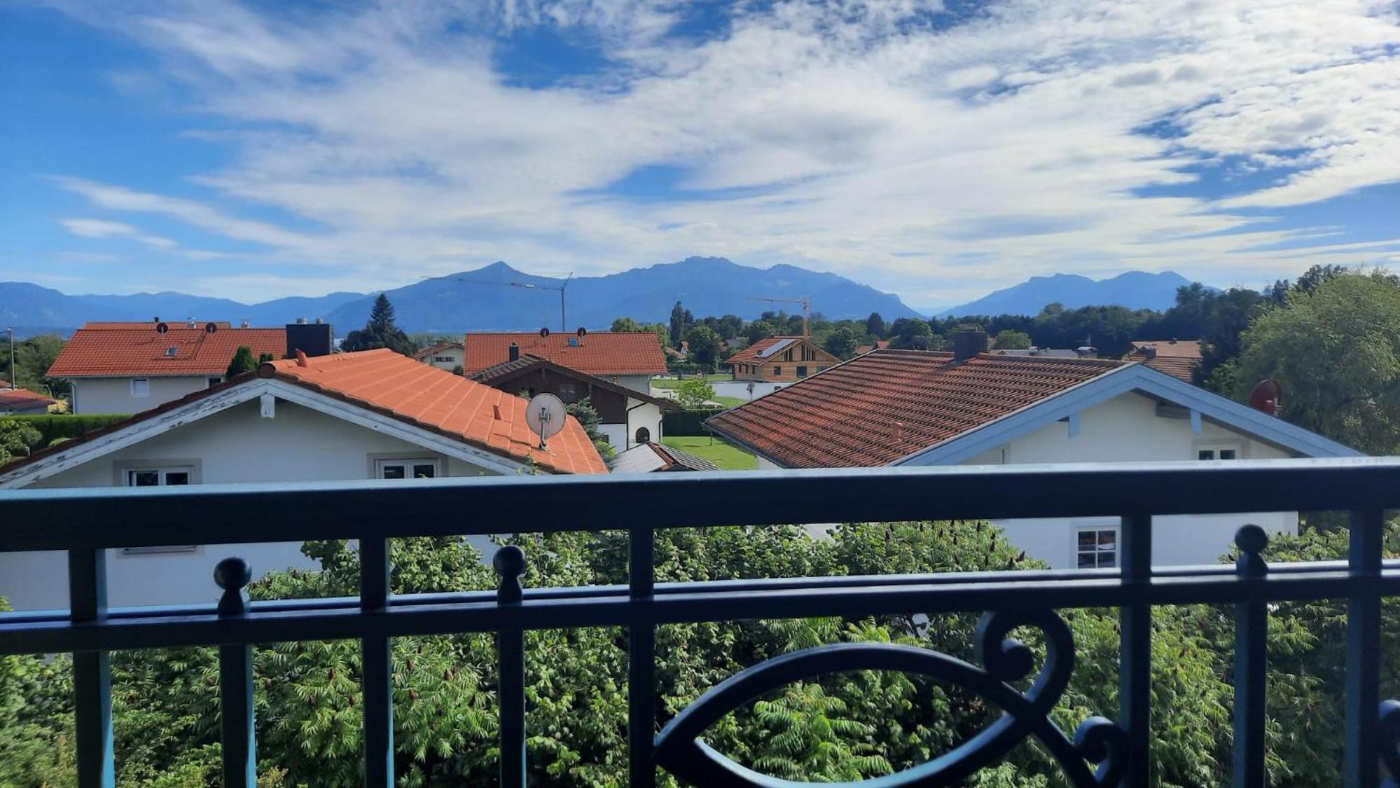Ruhige Ferienwohnung in seenaher Künstlervilla in Gstadt