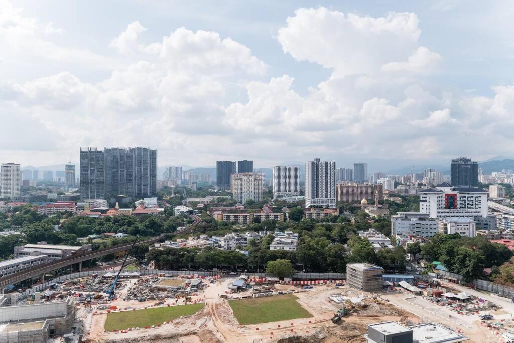 TR Residence Lovely 3 BR unit 6pax next to Titiwangsa LRT