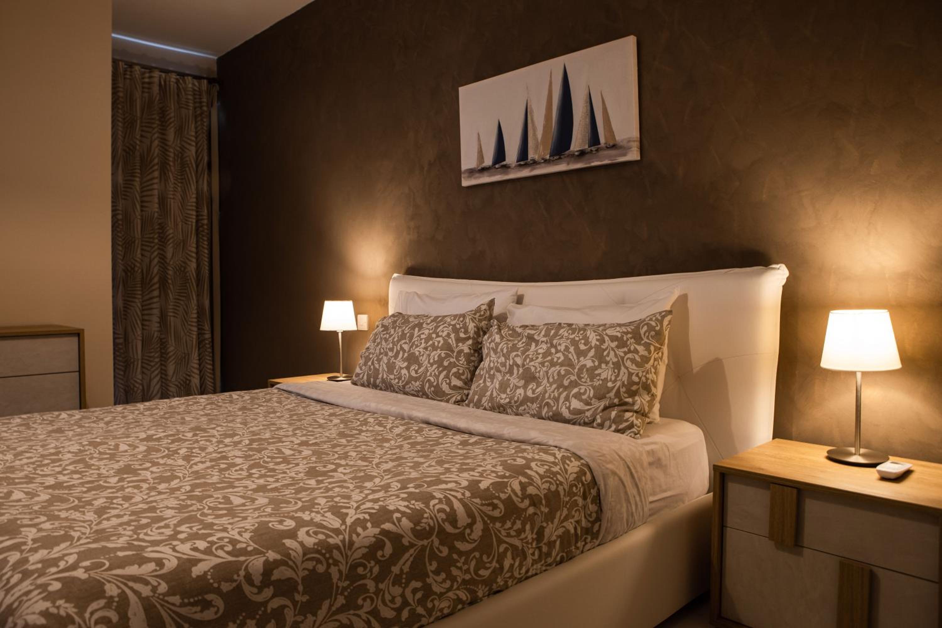 Modern - Central - Close to Beach - 5 Star rating APT photo 4