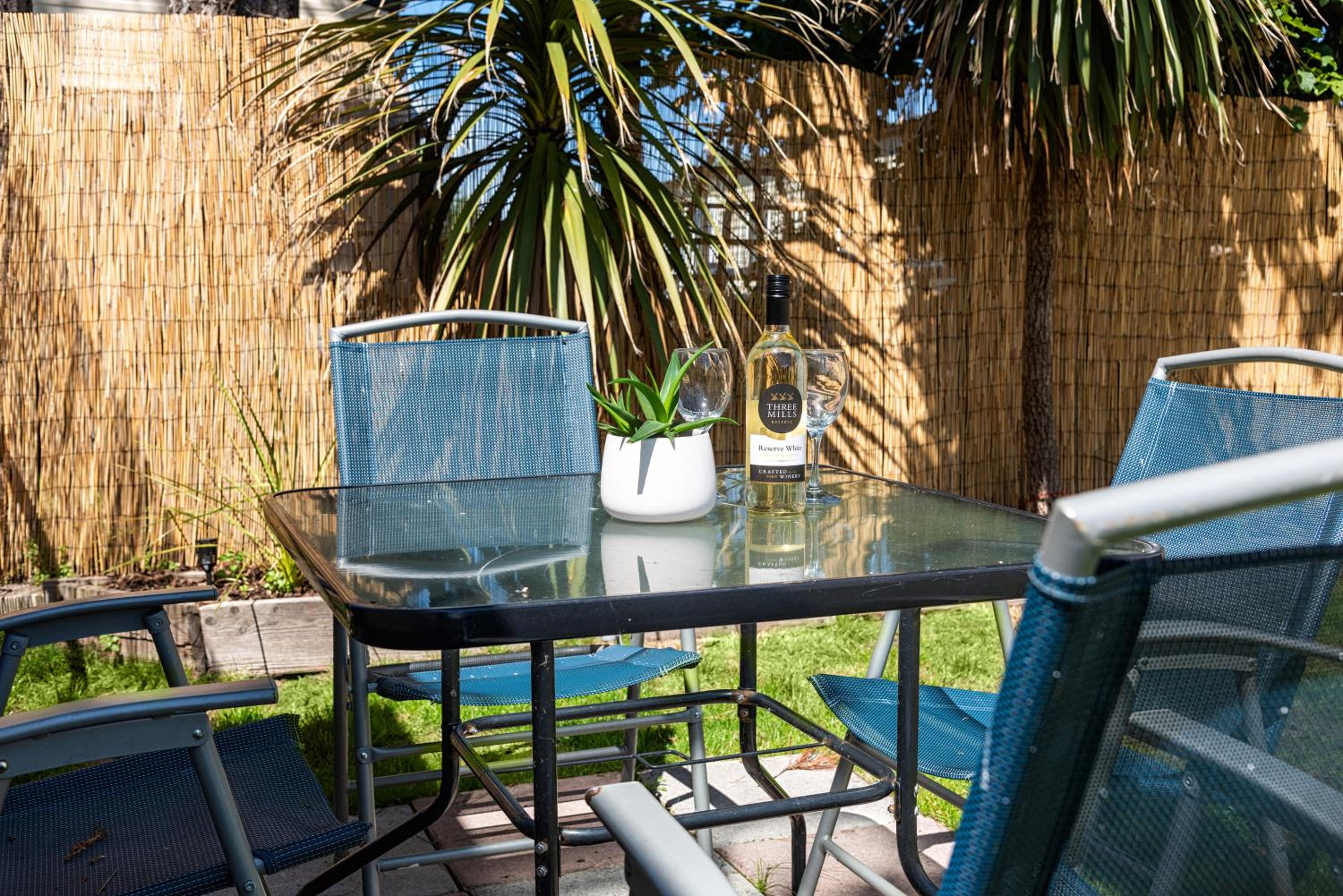 Dog Friendly Lovely Caravan by Beach Prestatyn N Wales 6 Berth Read full Host details before booking Mon in to Fri out Fri in to Mon out Mon to Mon Fri to  view 3