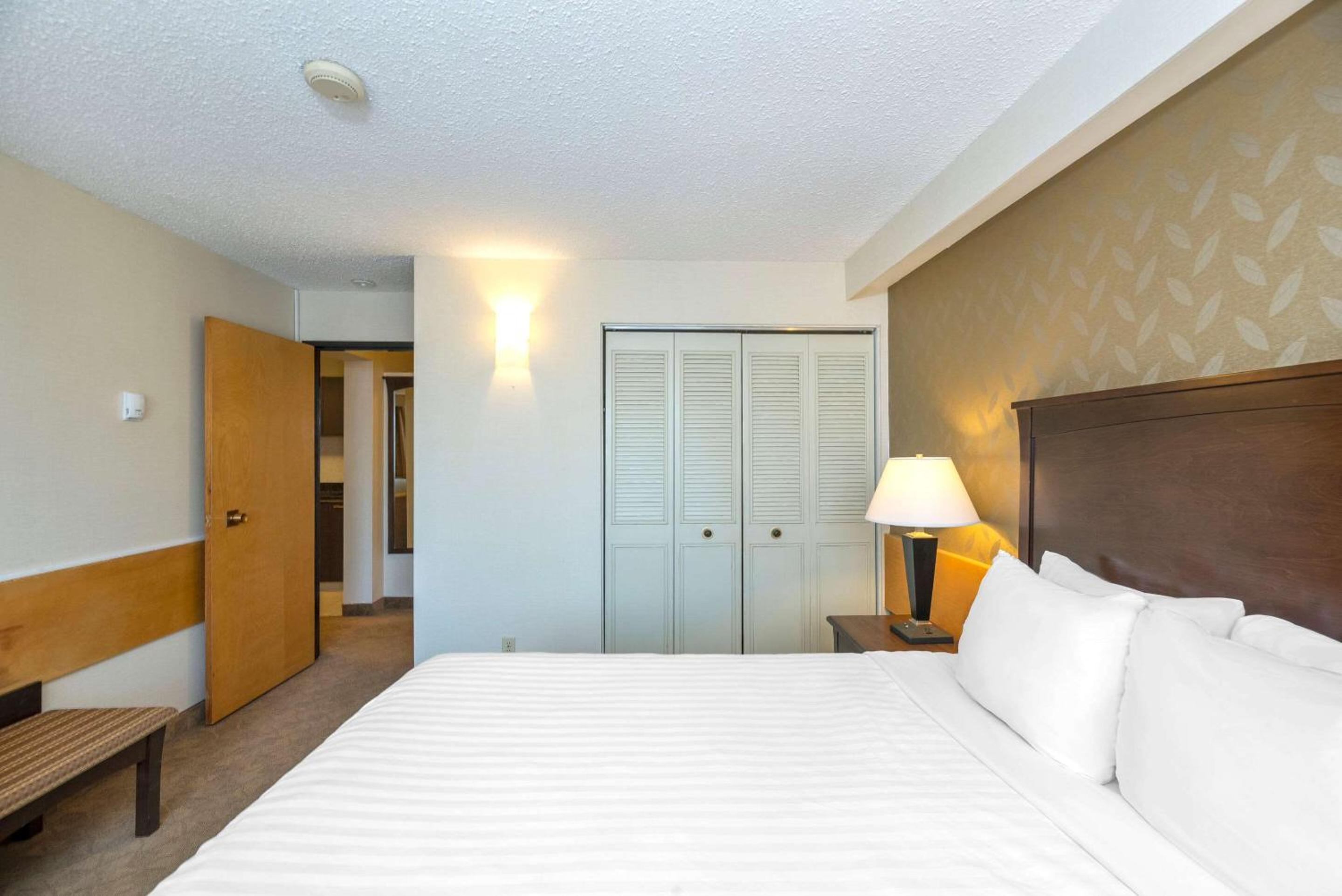 Quesnel Vacations - Prestige Riverside Lodge Quesnel - Property Image 1