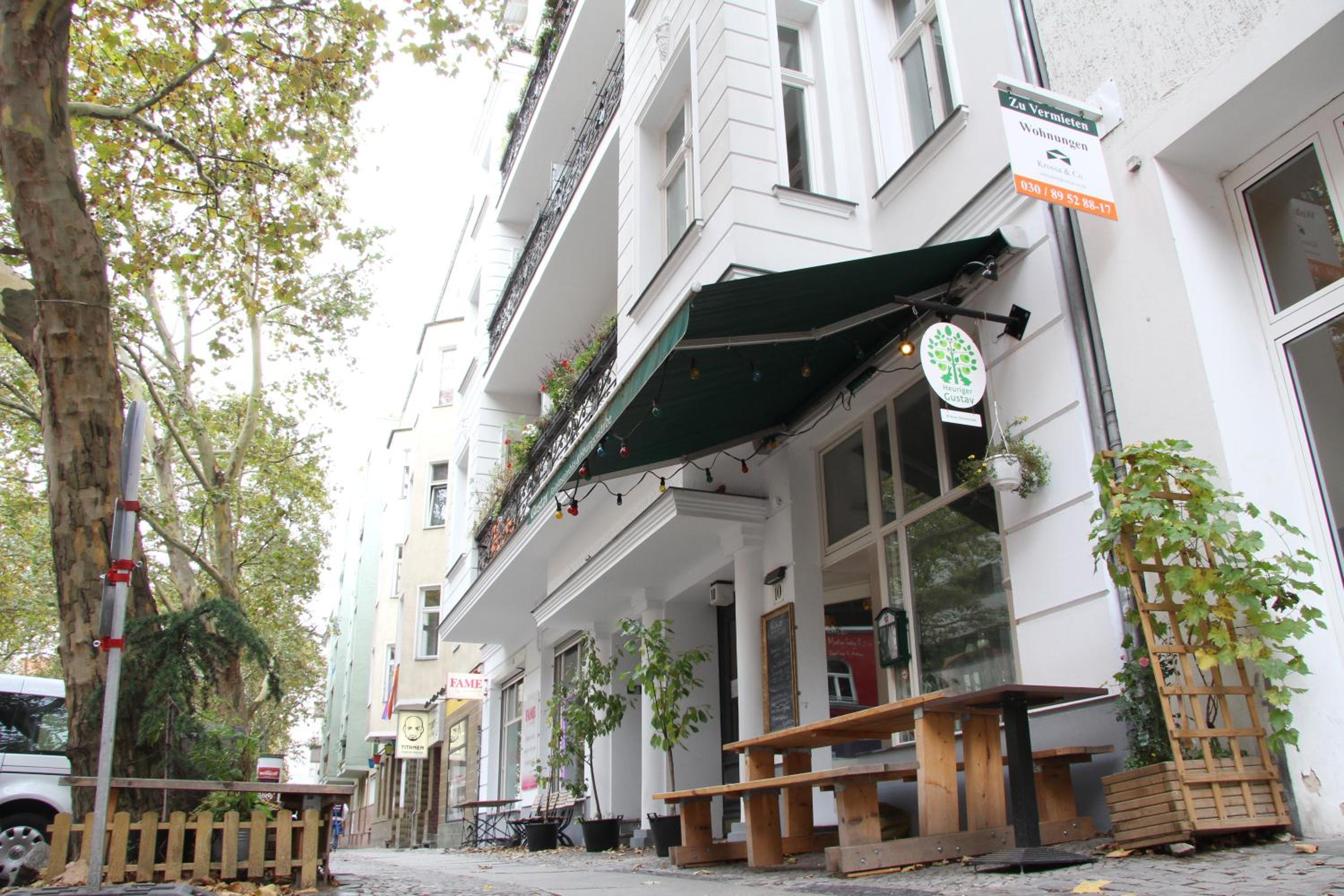 Nollendorf Apartments - 1 separate bedroom and 1 living room with sofa bed in Motzstraße