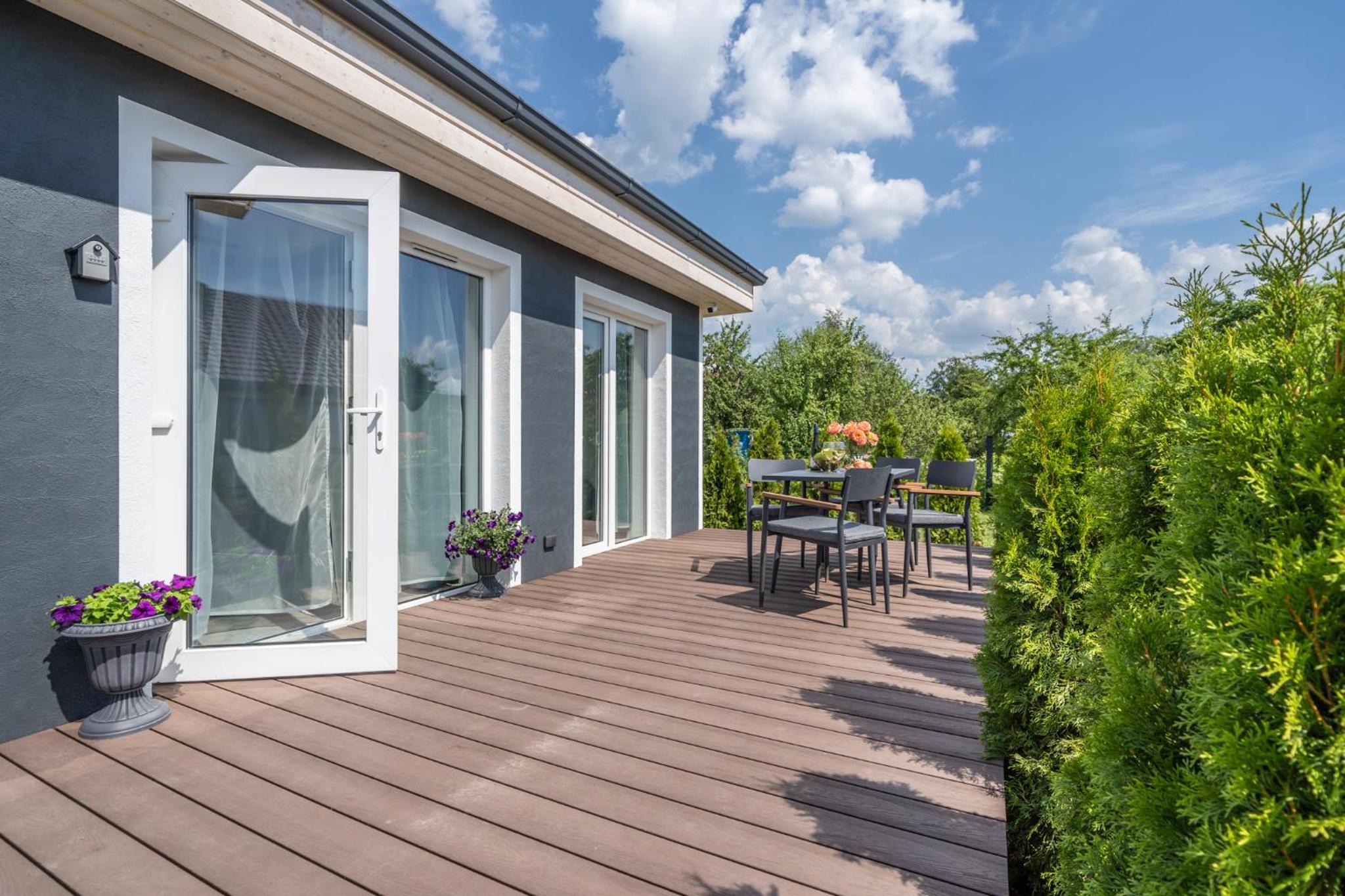 Family Garden House with Free Private Parking, Playground, BBQ and AirCond