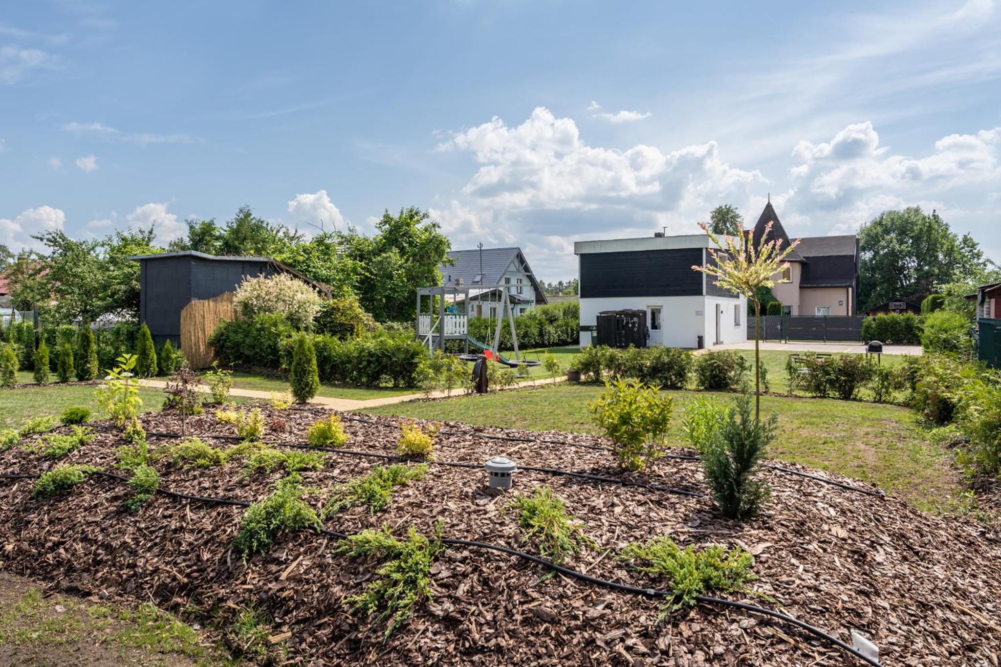 Family Garden House with Free Private Parking, Playground, BBQ and AirCond