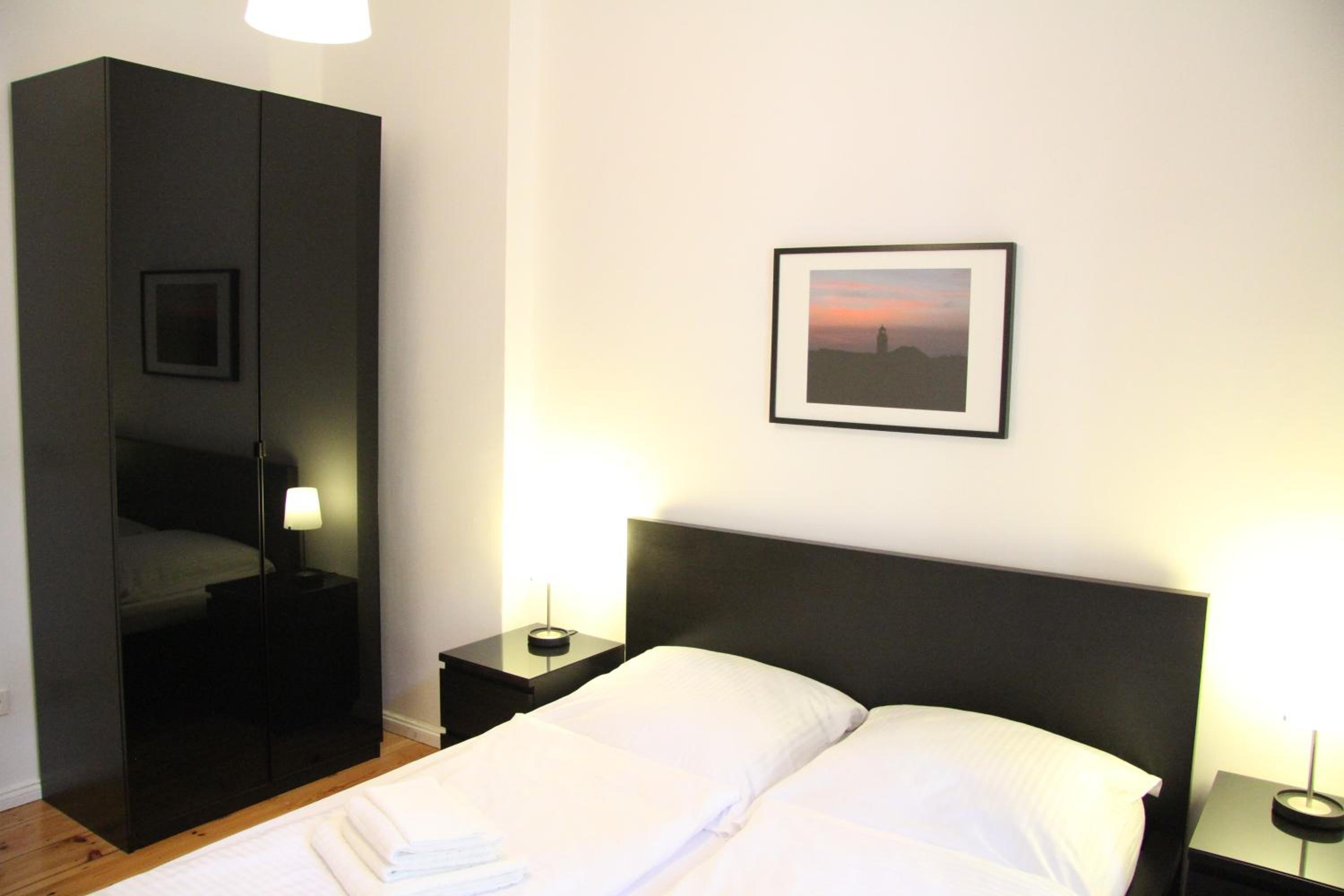 Nollendorf Apartments - 1 separate bedroom and 1 living room with sofa bed in Motzstraße
