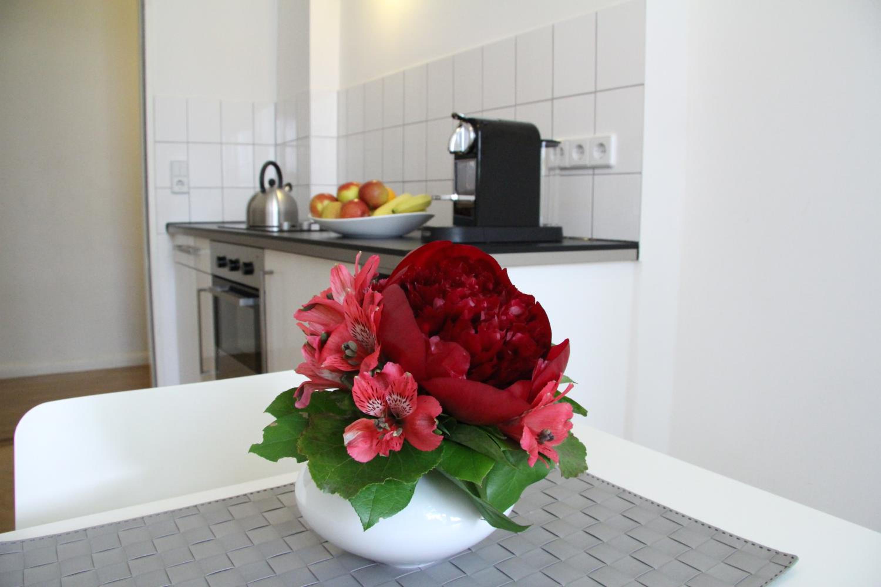 Nollendorf Apartments - 1 separate bedroom and 1 living room with sofa bed in Motzstraße