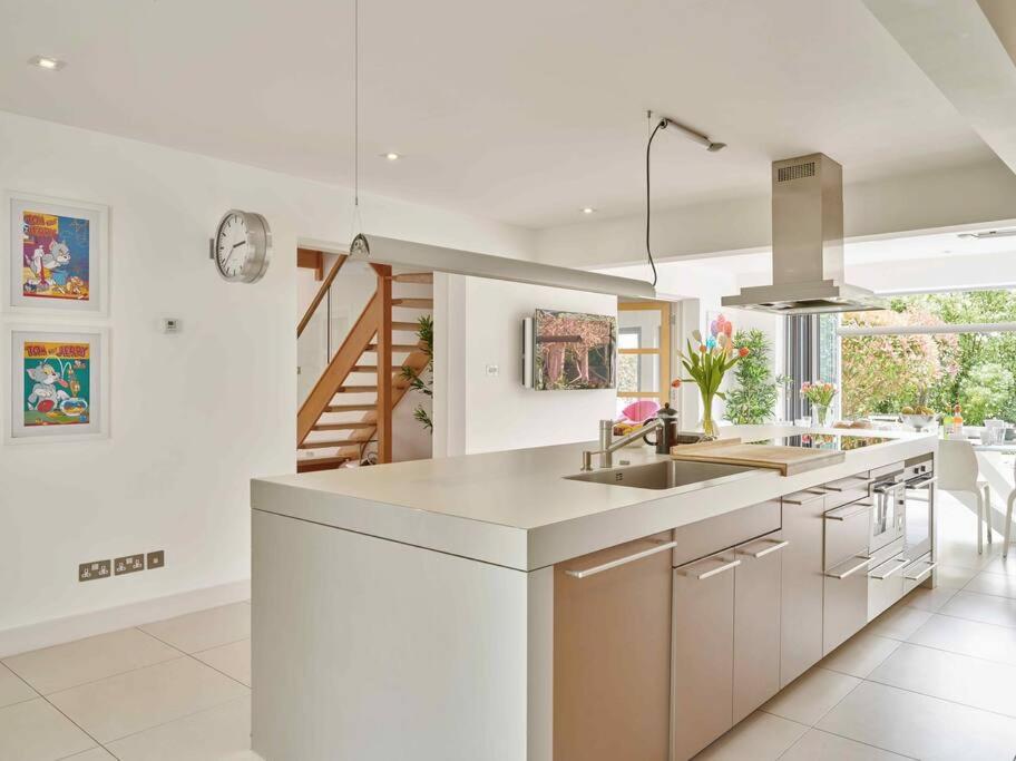Cheltenham's Most Luxurious House - Beautiful Hot Tub & Indoor Pool view 3