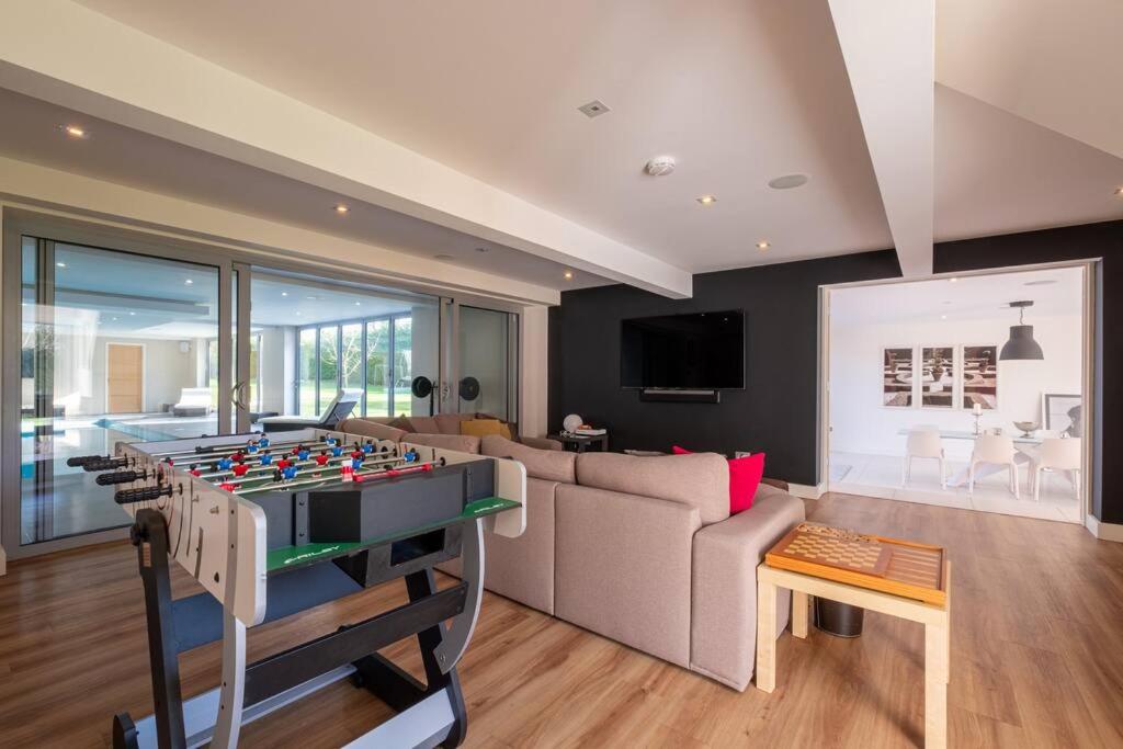 Cheltenham's Most Luxurious House - Beautiful Hot Tub & Indoor Pool view 4