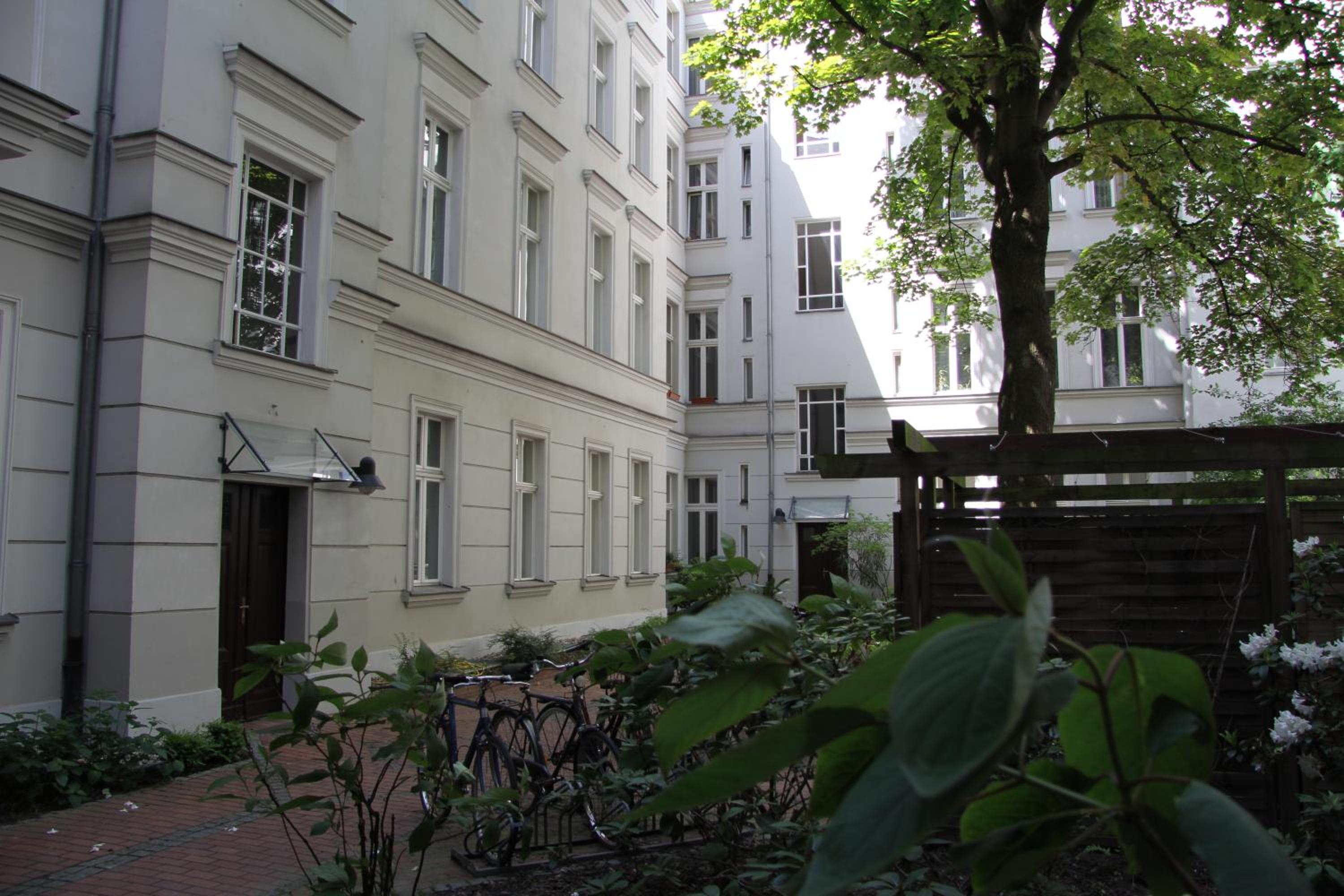 Nollendorf Apartments - 1 separate bedroom and 1 living room with sofa bed in Motzstraße