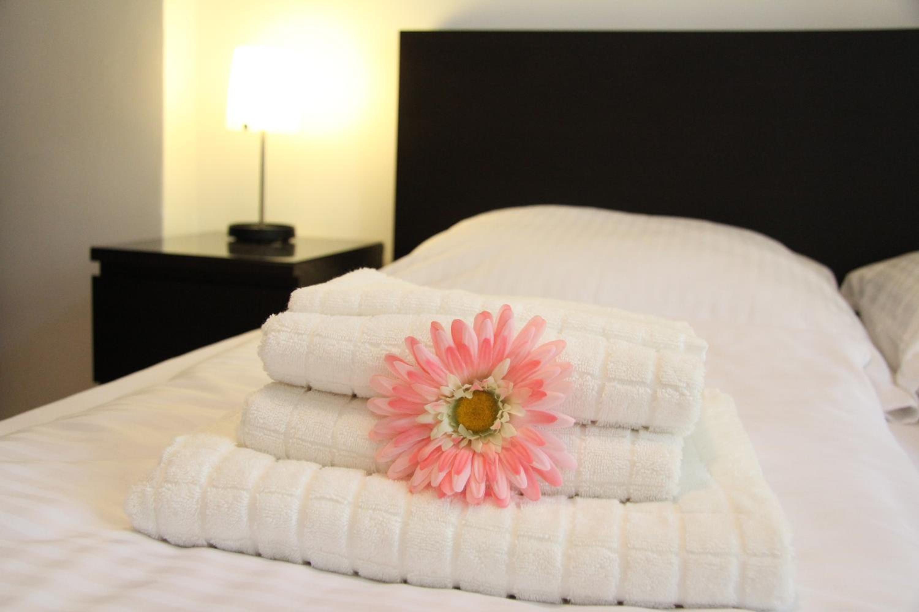 Nollendorf Apartments - 1 separate bedroom and 1 living room with sofa bed in Motzstraße