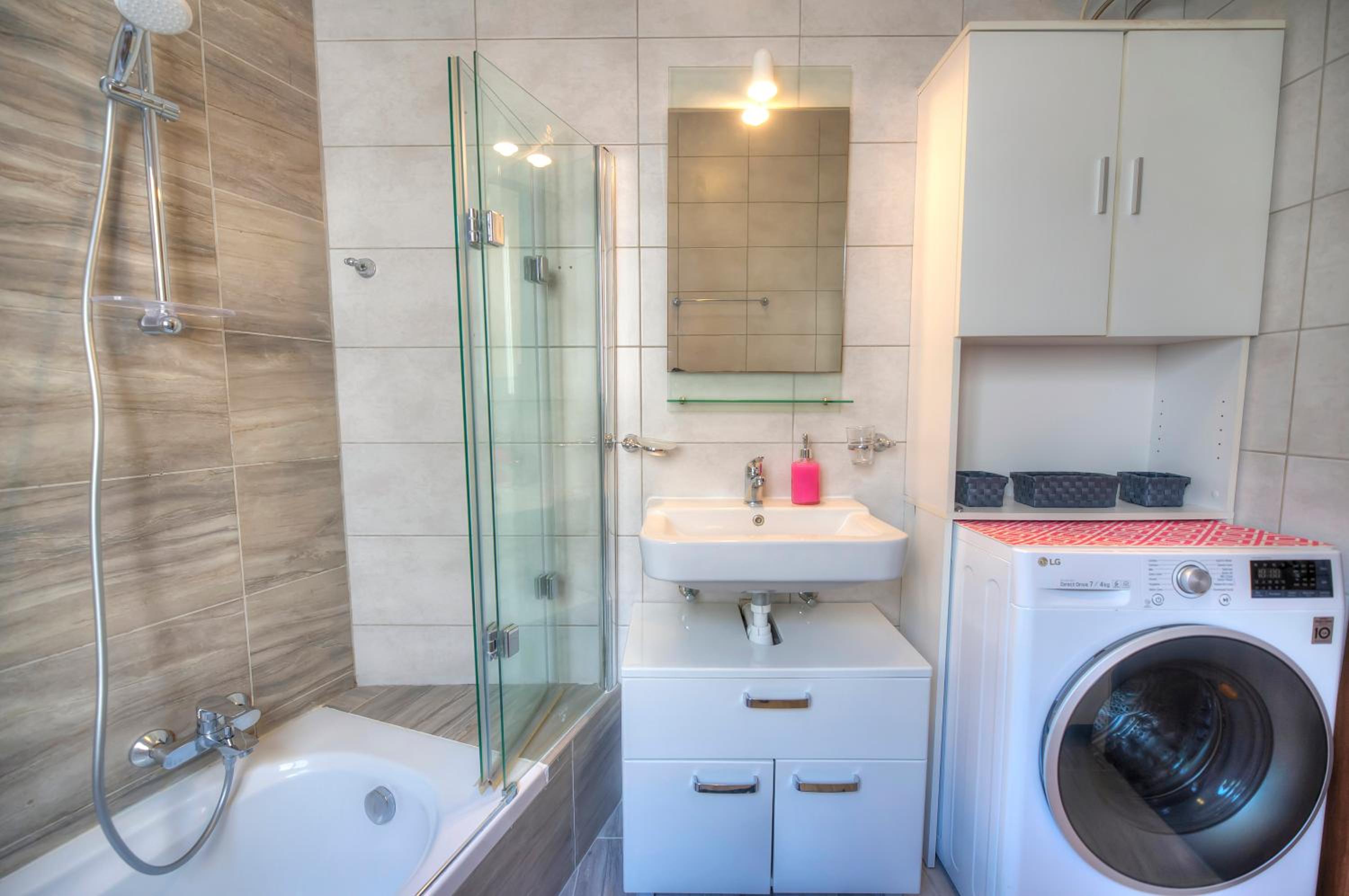Charming 2 bedroom apartment close to Junior College ETUS1-1 view 2