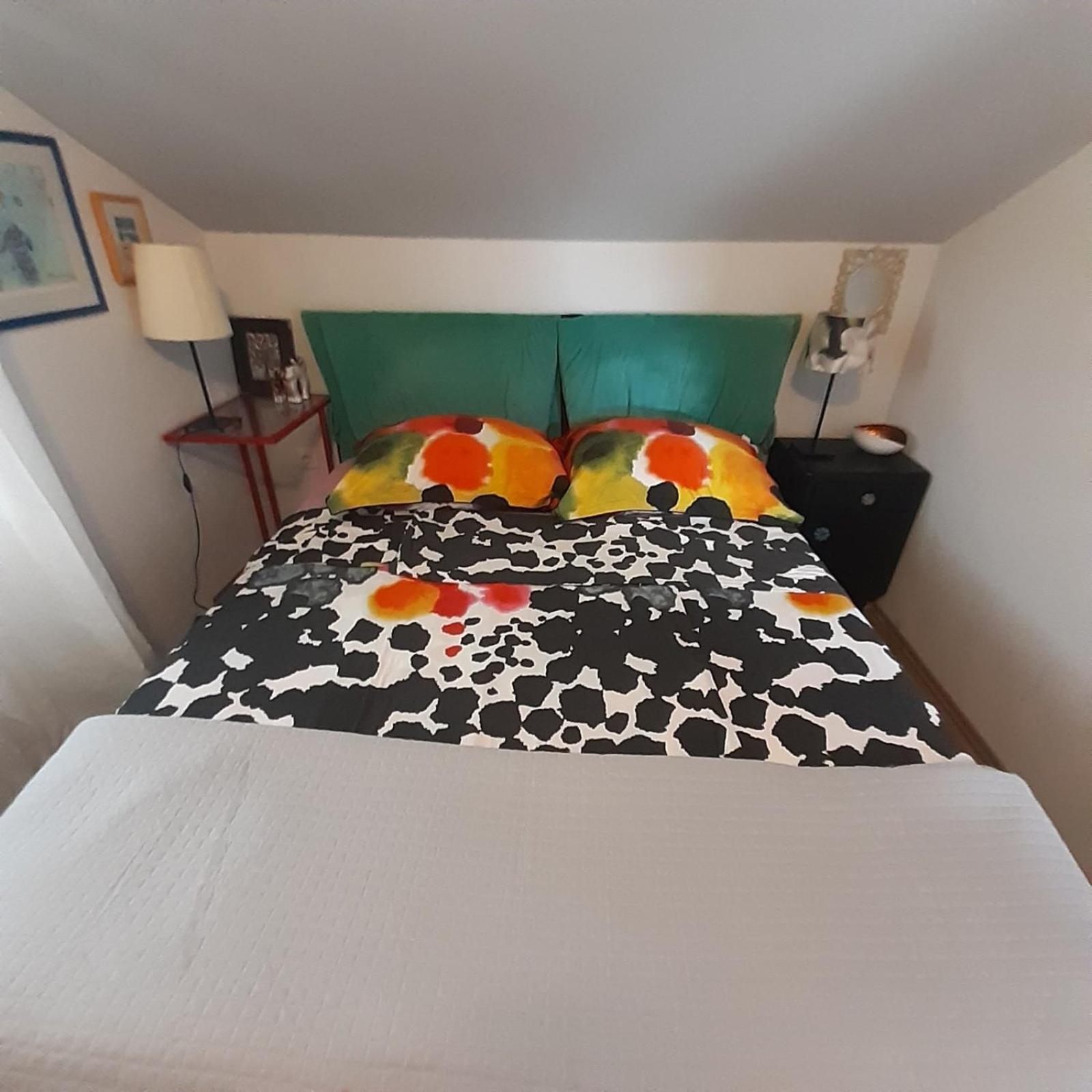 Orange Cube Apartment - Self check in - Free parking